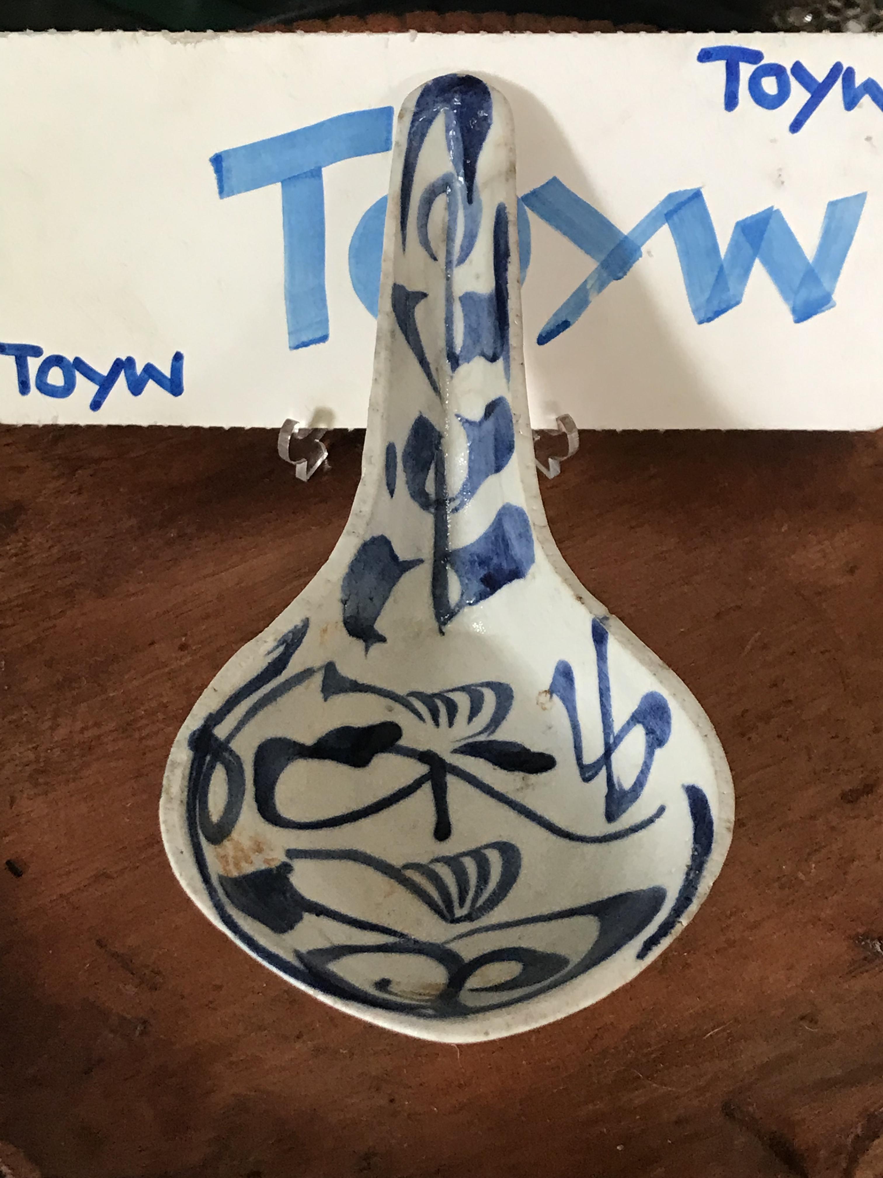 ช้อนกระเบื้องโบราณเขียนมือลายคราม ช้อนตักแบ่งอาหาร เนื้อกระเบื้องเบาๆๆ สภาพสมบูรณ์