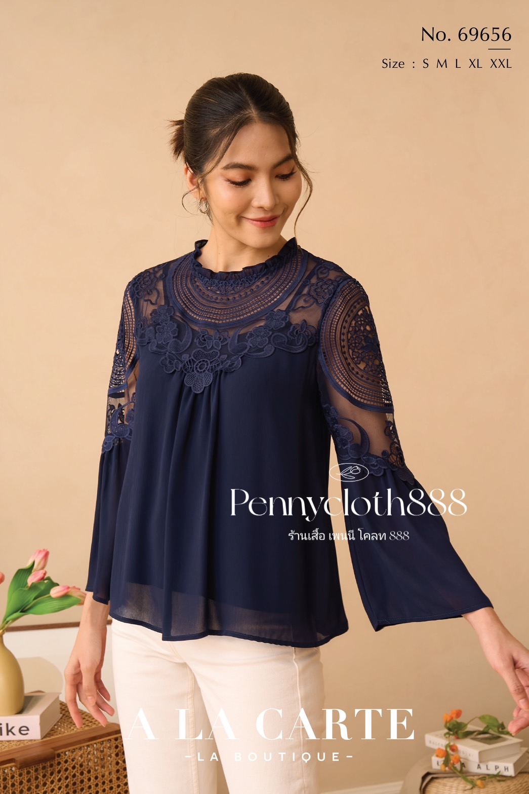 69656 เสื้อ A La Carte ชีฟองเนื้อเยื่อไม้ งานปักและทอลูกไม้ช่วงอกและแขน มีซับในเย็บติด ผ้ามีน้ำหนักทิ้งตัว กระดุมหลัง ปลายแขนทรงแฟร์ สวยหรู