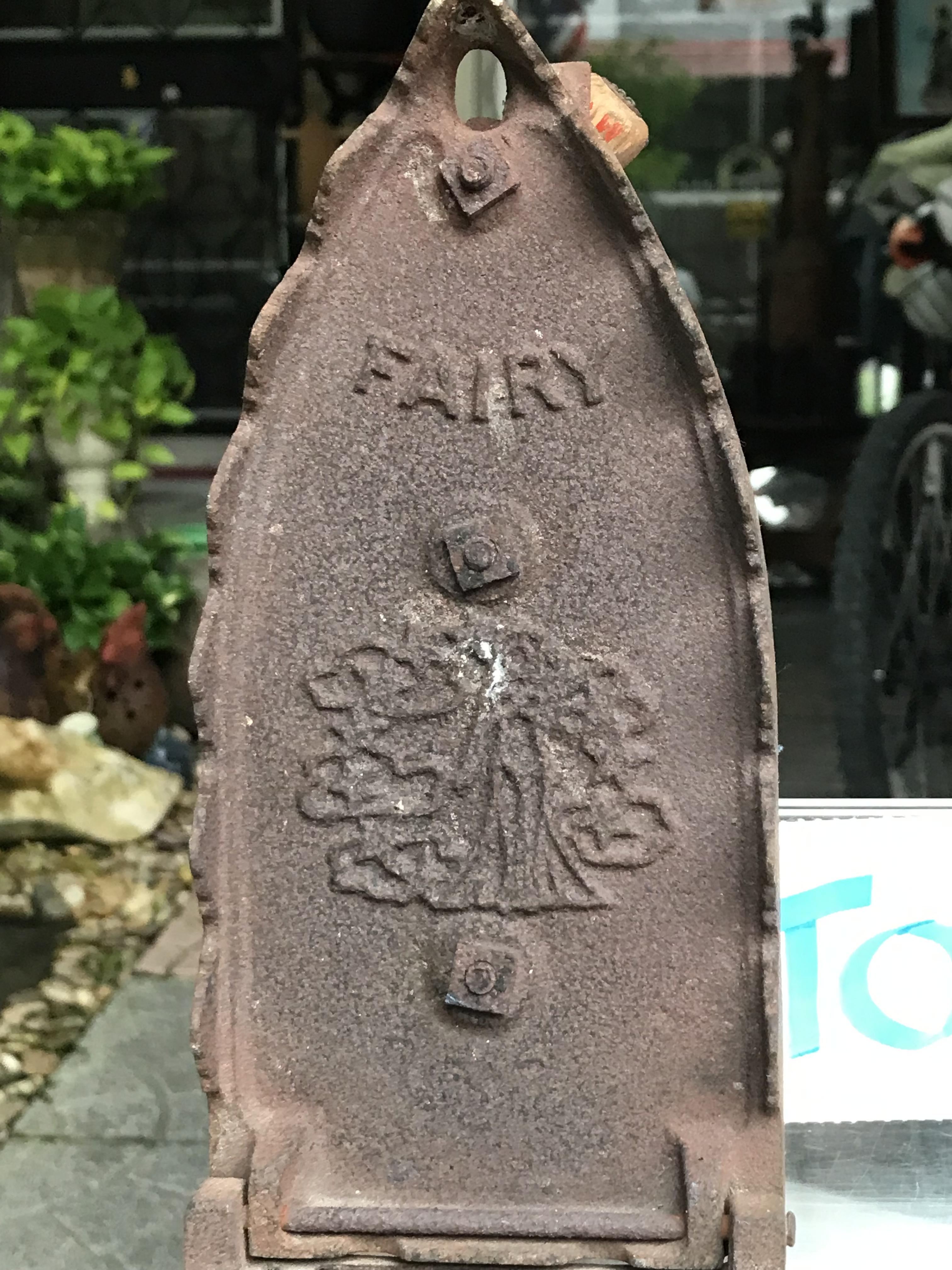 ของเก่า ของสะสม ของโบราณ เตารีดเหล็กหล่อ FAIRY เตารีดโบราณ เตารีดเหล็กใช้ถ่าน อายุราว 50-60 ปี คนรุ่นอายุ 50 ปีขึ้นไปบางคนยังมีโอกาสได้ใช้ สภาพยังสวยแบบเดิมๆ ไม่ผุ ด้ามจับแน่นไม่มีโยก ขนาดกว้าง 10 ซม ยาว 23 ซม ตัวเตารีดสูง 11 ซม (สูงถึงที่มือจับ 21 ซม) น้