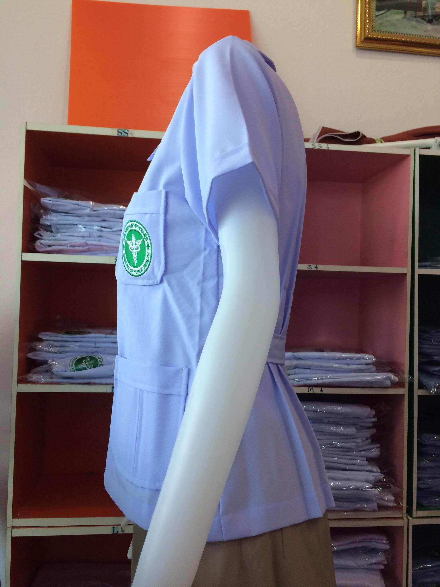 เสื้อกาวน์ขาวสีขาวโอโม่/คอบัวแหลม ผ้าสเป็นเด็กซ์ปักกระทรวงสาธารณสุข