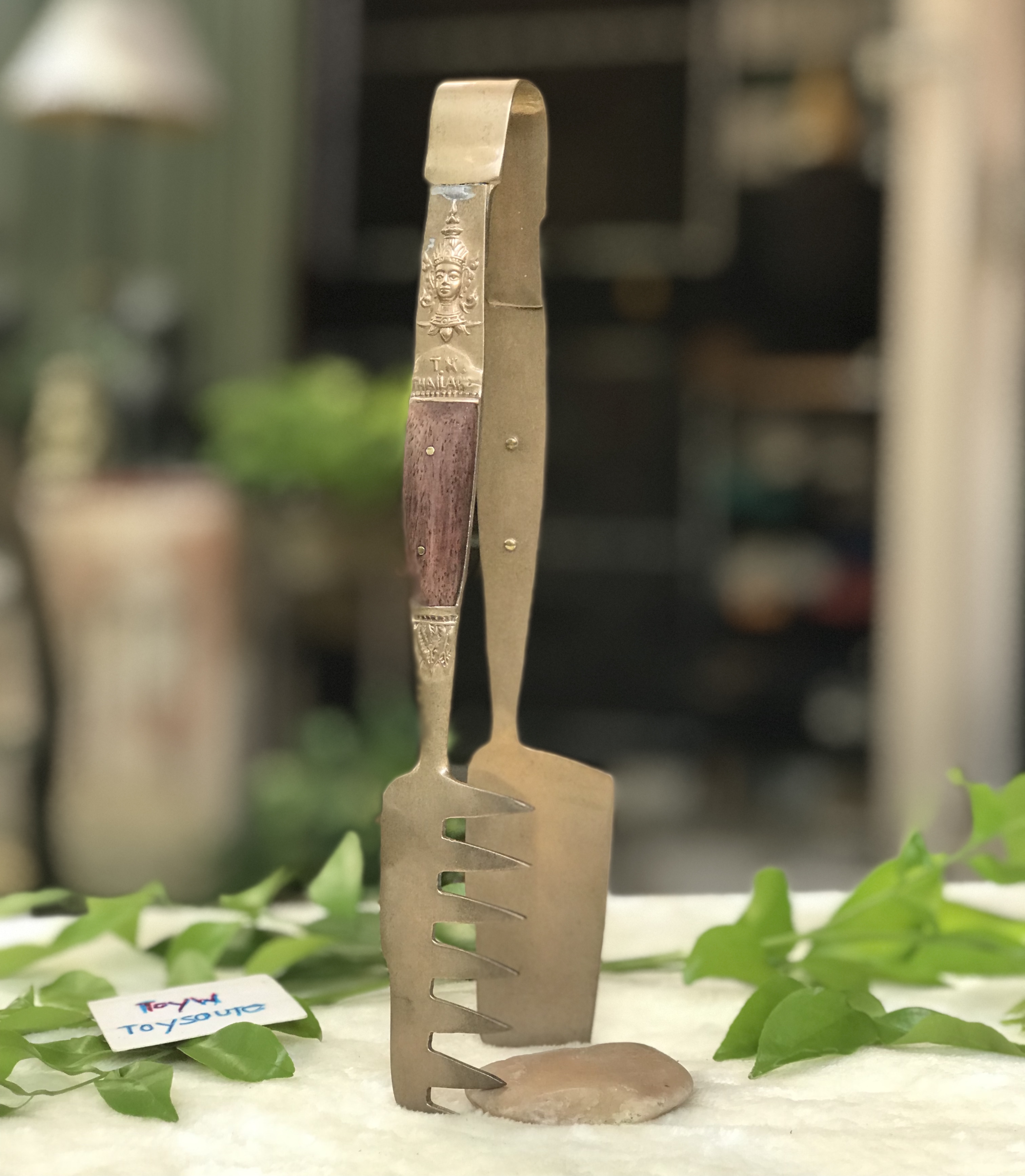 Antique brass food tongs ที่คีบอาหาร ที่คีบขนม ของหวาน ตอกลายเทพพนม เนื้อทองเหลืองหนาๆ ด้ามจับเสริมด้วยไม้แท้