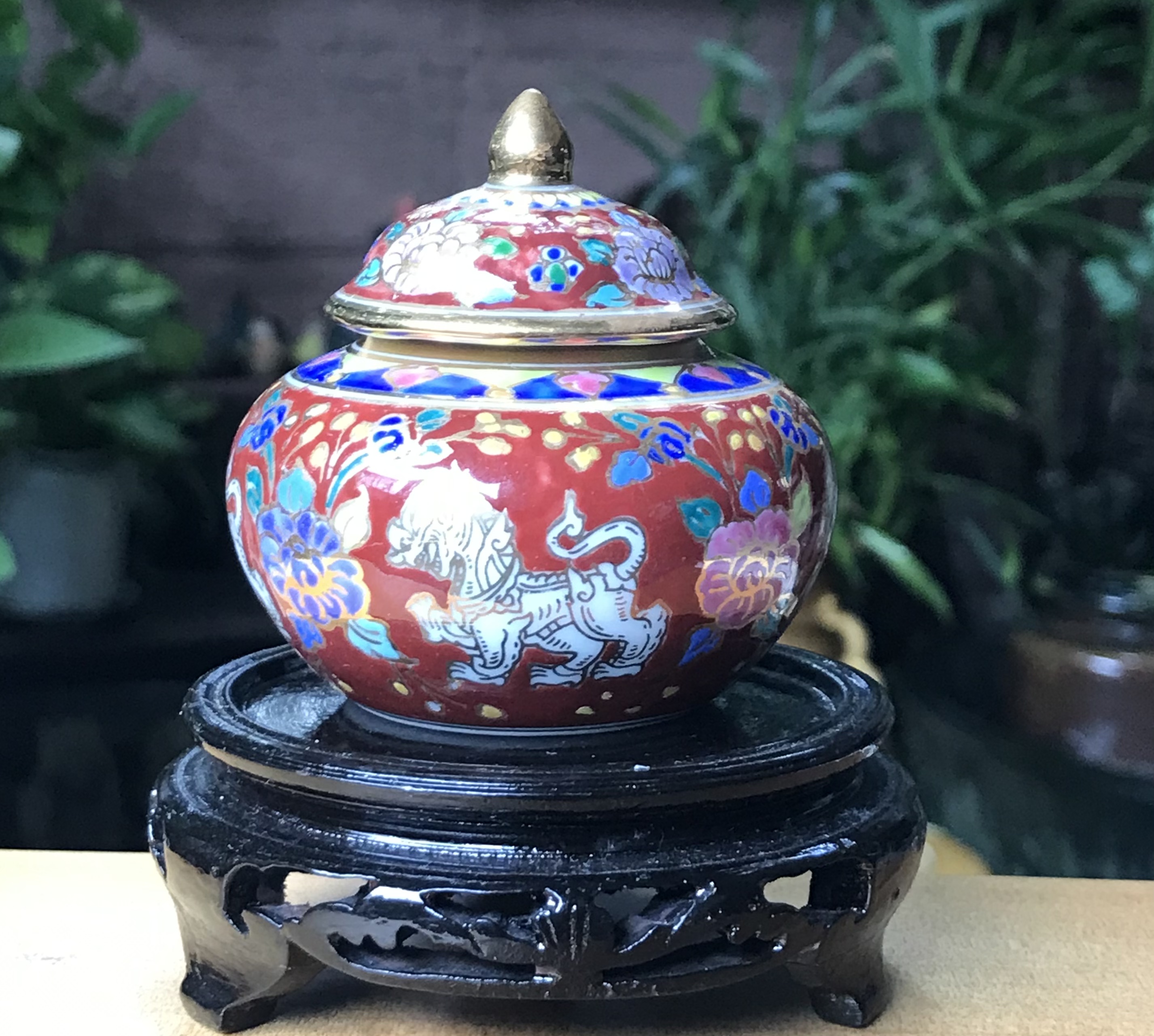 ￼ราคาเริ่มต้น 550 บาท อายุกว่า 30 ปี โถปริกเบญจรงค์เขียนลวดลายและสิงห์ลายน้ำทอง สิงห์ Singha - บริษัท บุญรอด วาระครบ 60 ปี เมื่อปี 2536