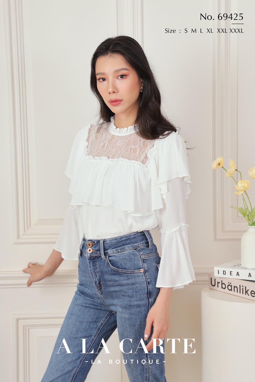 69425 เสื้อ A La Carte ชีฟองสีพื้นแขน 3 ส่วน ผ้าเนื้อเนียนนุ่ม ทิ้งตัว เย็นสบาย แต่งลูกไม้เนื้อนุ่มโปร่งช่วงอก แต่งระบาย และปลายแขน สีขาว S-L,2XL,3XL สีกรม S,L,3XL สีชมพู S,M