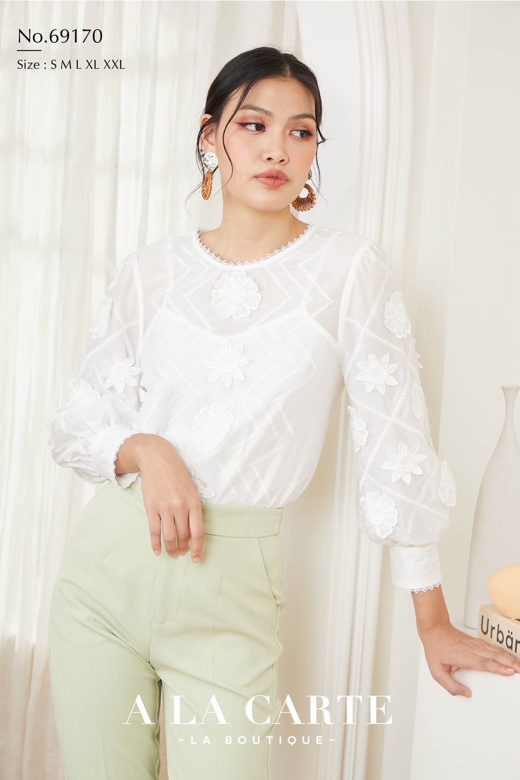 69170 เสื้อ🌸A La Carte💐เนื้อผ้าเป็นชีฟองซิลค์เนื้อเนียนสวยใส่สบาย มีซับใน งานปักดอกป๊อปอัพ ทอออกมาเป็นดอกกดทับลงบนตัวเสื้อเป็นดีเทลให้ดูมีมิติ แขนยาว ปักดอกทั้งแขน🦚สีขาว M,XL ดำ S,2XL ส้ม M,2XL ฟ้าอมเขียว S,M,XL,2XL
