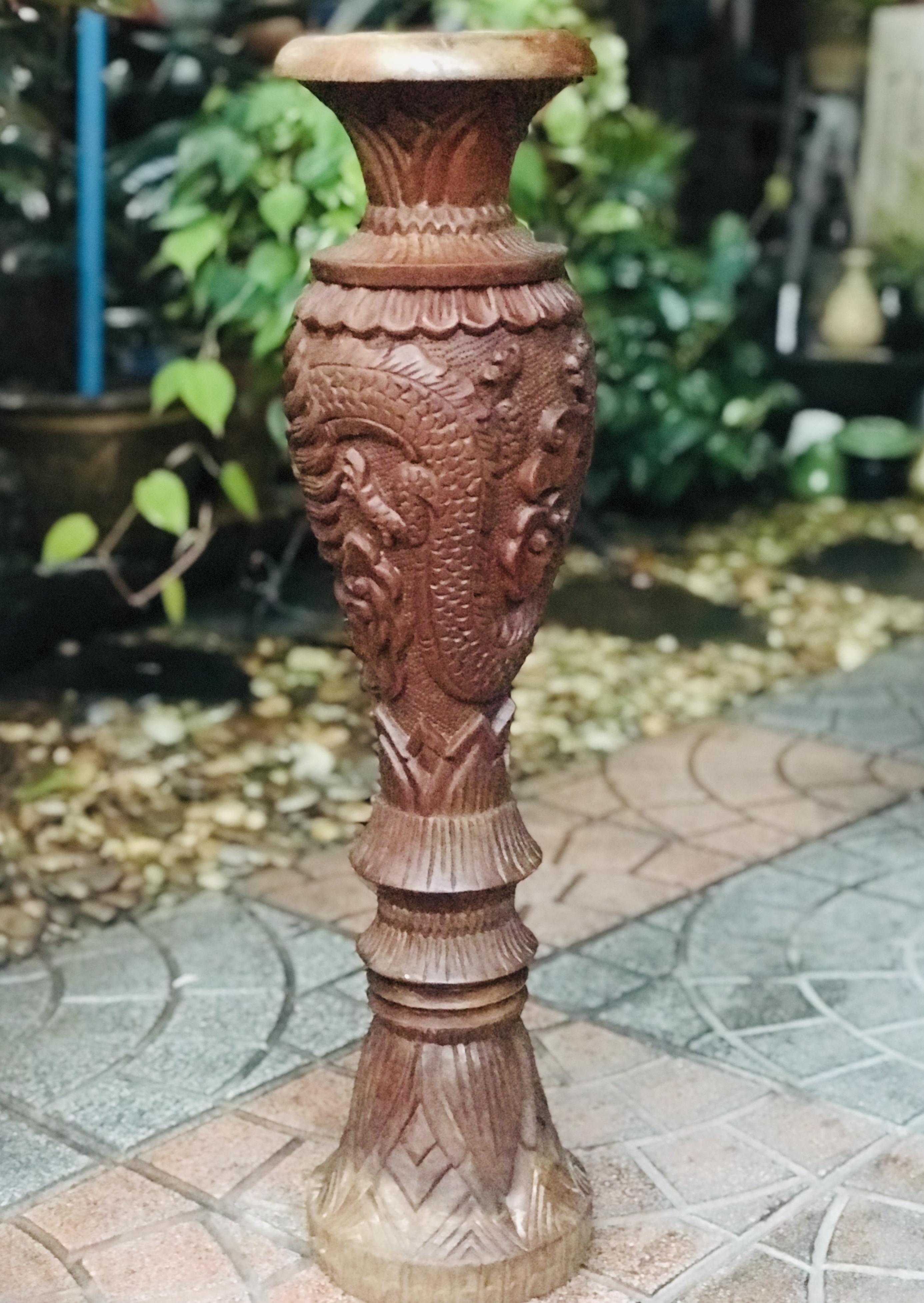 ทักสอบถามราคานะคะ งานเก่า แจกันไม้สักกลึง แกะลายมังกรพันรอบ ขนาดกว้าง 20 ซม สูง 79 ซม