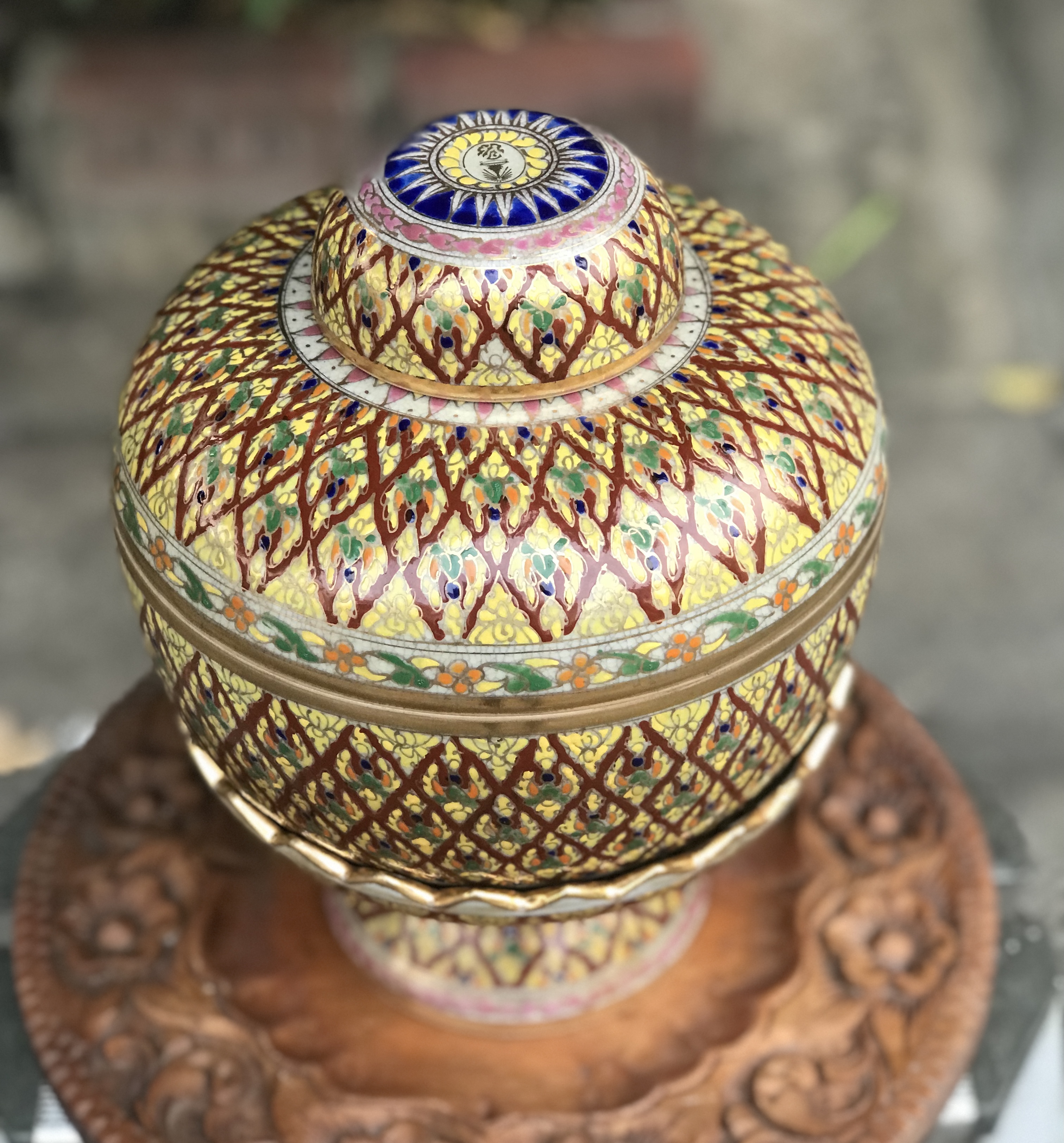โถน้ำมนต์พร้อมขัน และพานรองลายเบญจรงค์น้ำทอง พระบรมฉายาลักษณ์ ร.5 และพระราชินี และพระปรมาภิไธยย่อ จปร จุฬาลงกรณ์ ปร. สวยสมบูรณ์