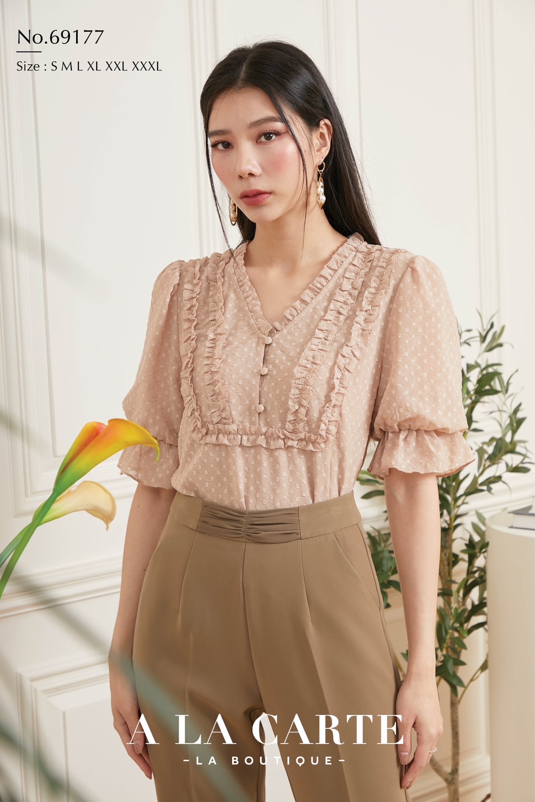 69177🦚A La Carte🦚เสื้อชีฟองลายจุด เนื้อผ้าใส่สบาย มีซับใน ทรงคอวีแต่งระบายพับรูด ผ่าติดกระดุมมีสาปด้านใน แต่งรอบรูดจีบและเย็บกด ทรงแขนสั้นเหนือศอก ระบายปลายแขน 🍀สีครีม S-L ฟ้า S , XL-2XL