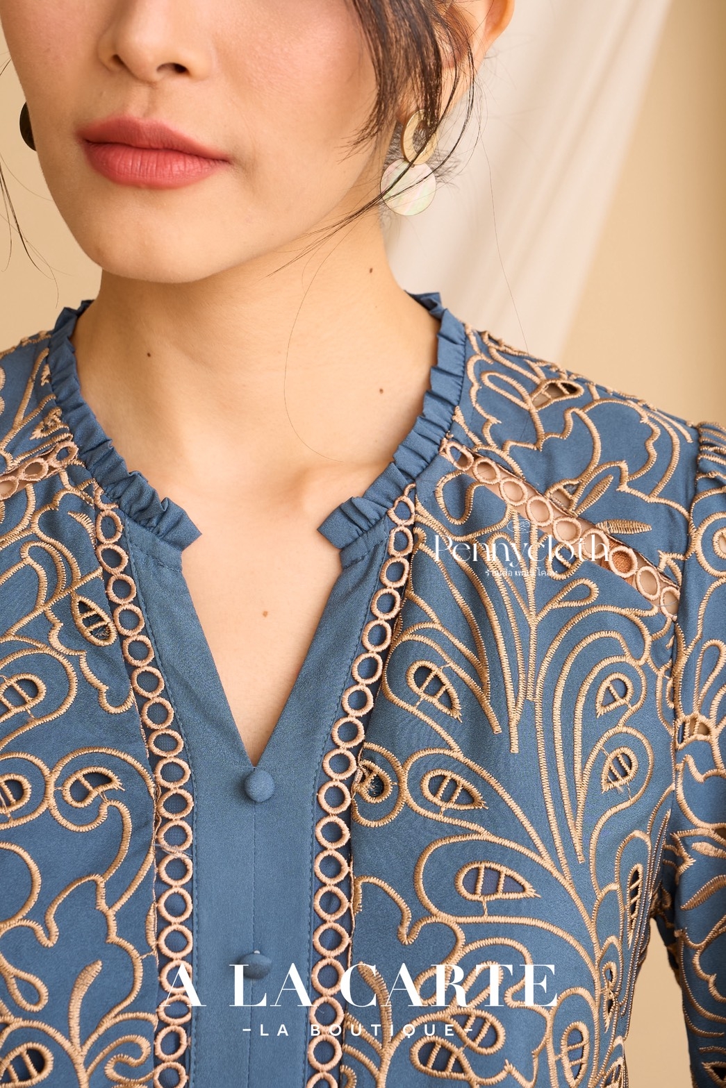 A La Carte เสื้อรุ่นใหม่ รหัส 69892 ลูกไม้จอร์เจีย งานปัก คอวี ซิปหลัง by PENNY CLOTH