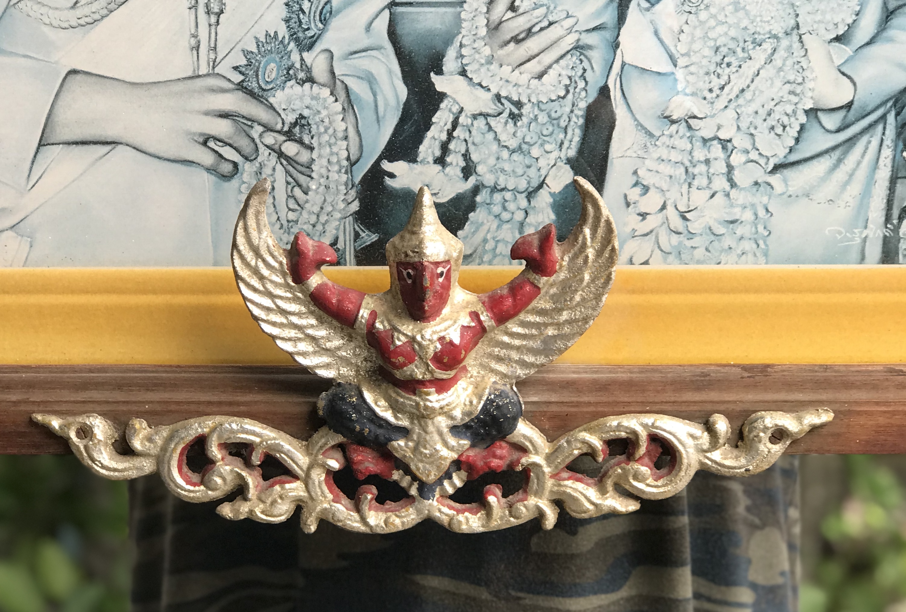 ของเก่า กรอบรูป ภาพในกรอบไม้สัก พระบรมฉายาลักษณ์ในหลวงรัชกาลที่ 9 และสมเด็จพระราชินี พระปรมาภิไธยย่อ ภปร สีแดง และครุฑแดงเป็นโลหะ ขนาดกรอบกว้าง 66 ซม สูง 66 ซม