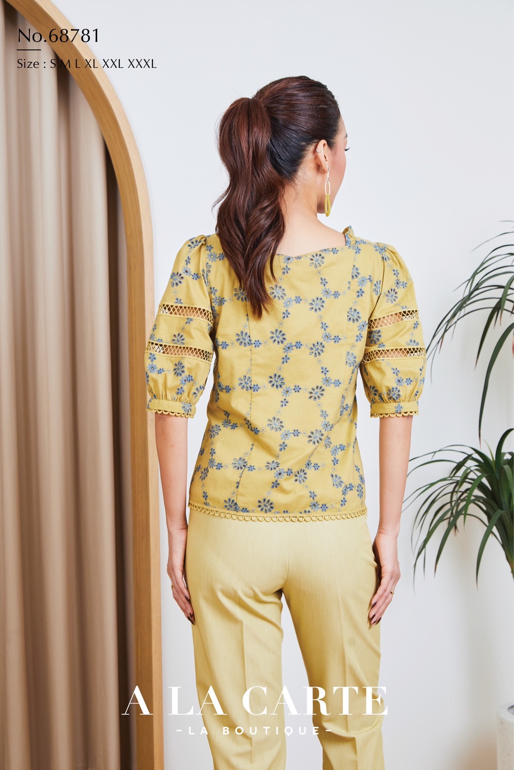 68781 A LA CARTE เสื้อคอตตอนแขนสั้น งานปักสลับสี two-tone คอเหลี่ยมใส่ระบายที่ช่วงไหล่ แขนสั้นเหนือศอกแต่งทริมลูกไม้ กระดุมผ่าหน้า แต่งทริมชายเสื้อ ทรงเข้ารูป สีขาว M,L,2XL สีเหลือง L-XL สีแดง L,2XL