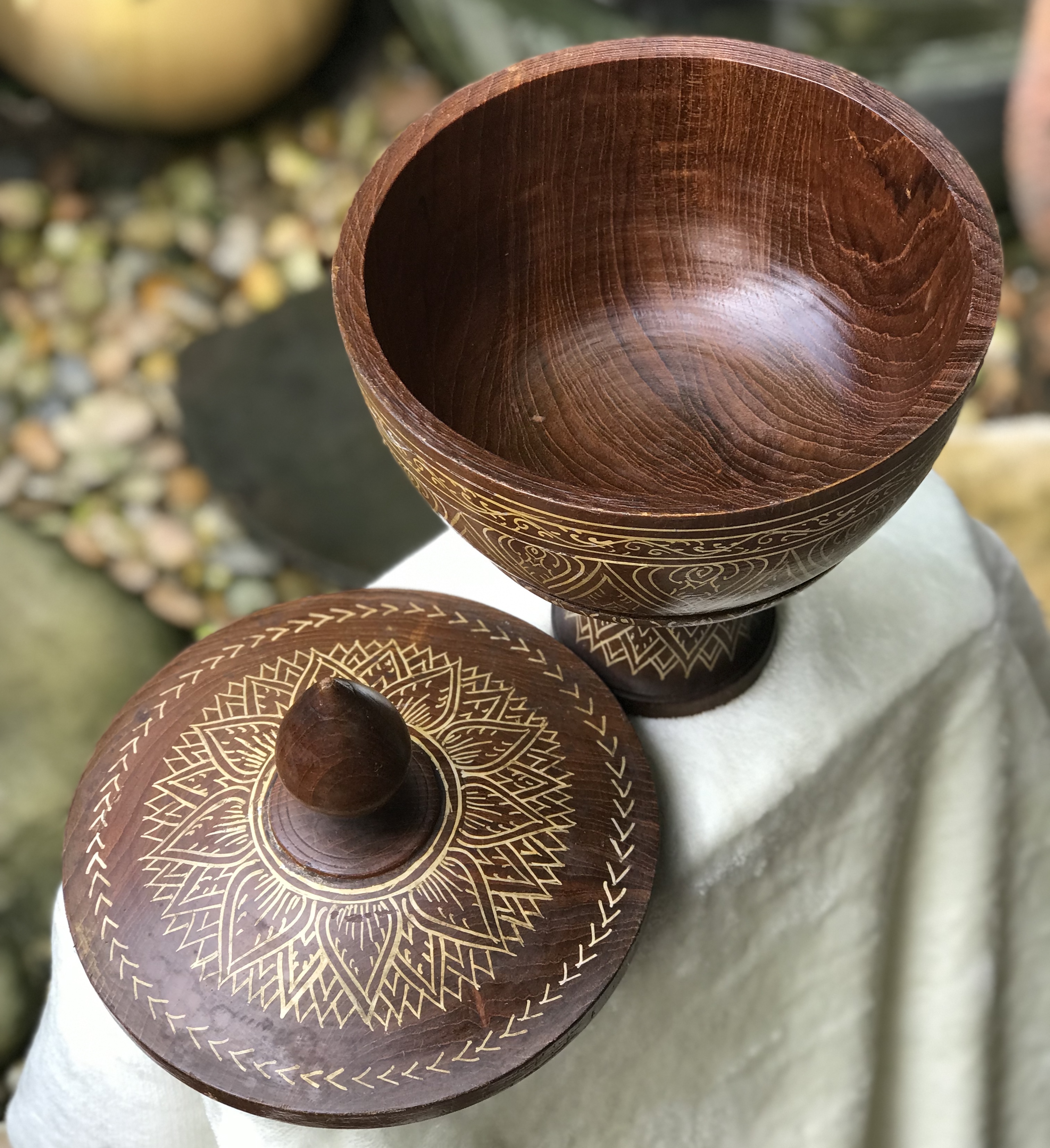 โถ/ขัน ฝาปิดพร้อมพานไม้สัก เขียนมือลายไทย งานเก่าสวยสมบูรณ์ Vintage teak wooden handicrafted Bowl