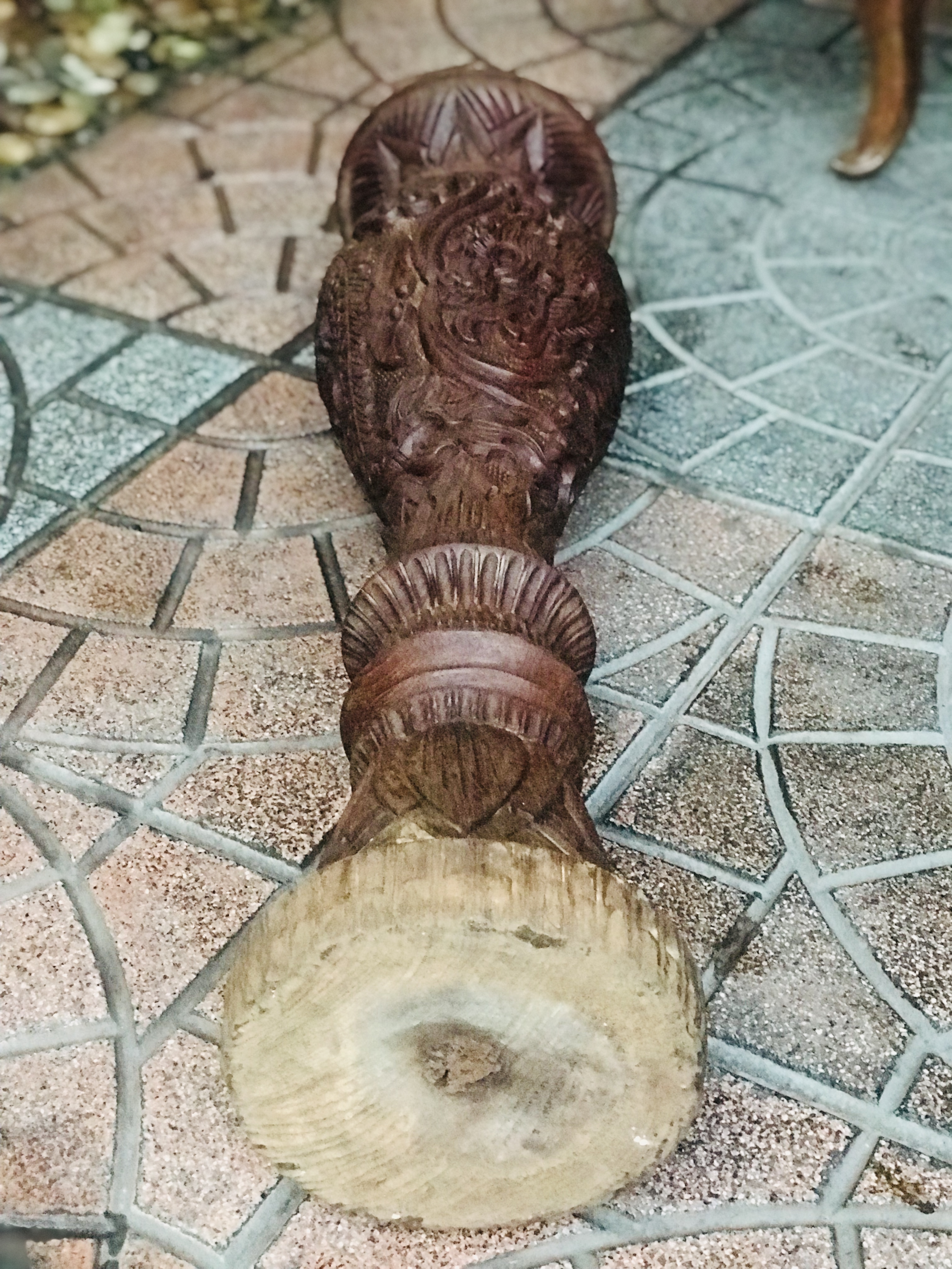 ทักสอบถามราคานะคะ งานเก่า แจกันไม้สักกลึง แกะลายมังกรพันรอบ ขนาดกว้าง 20 ซม สูง 79 ซม