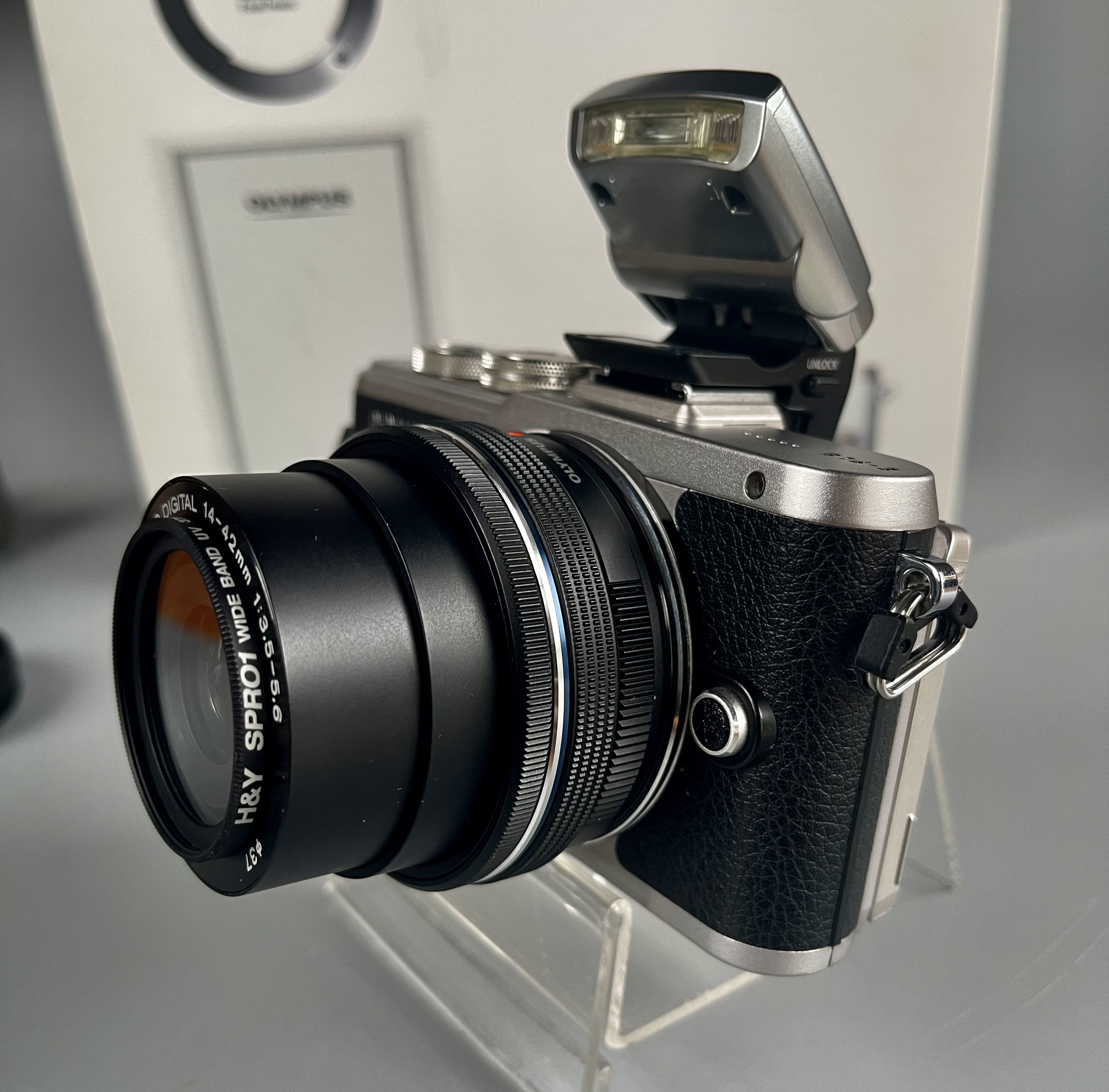 Olympus PEN Lite E-PL8 เลนส์ 14-42mm EZ สีดำ ซัตเตอร์ 126xx สภาพสวย ใช้งานได้ปกติ อุปกรณ์แท้พร้อมกล่อง
