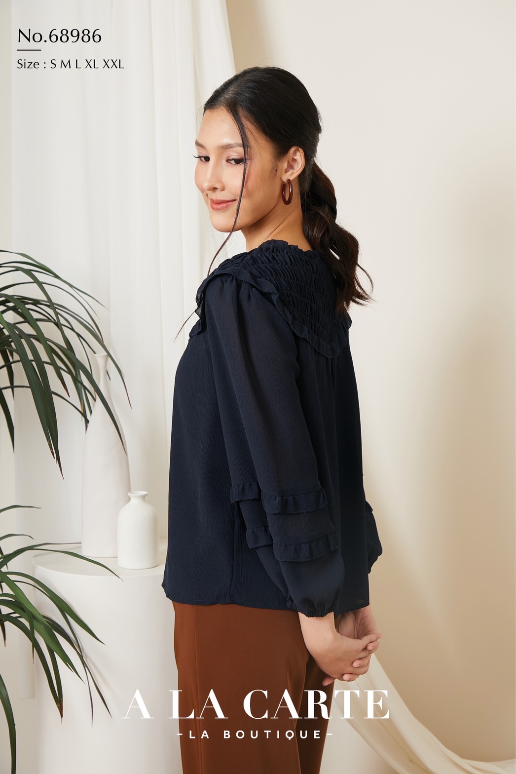 68986 A La Carte เสื้อชีฟองสีพื้นเนื้อเยื่อไม้เท็กเจอร์จุดในตัว สม็อกช่วงอกหน้าหลัง ทรงคอกลมผ่าวีผูกโบว์ปรับผูกเองได้ ทรงแขนยาว ตัดต่อระบาย 2 ชั้นใส่ยางยืดที่ขอบแขน สีขาว M,L,2XL เขียว L กรม S,M,XL