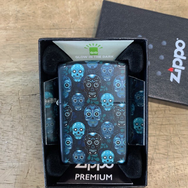 Zippo 46017 Sugar Skull Glow in the dark บรรจุในกล่องสวยงาม สินค้าใหม่ยังไม่มีการเติมน้ำมันใดใด เพื่อความปลอดภัยและสะดวกต่อการขนส่ง