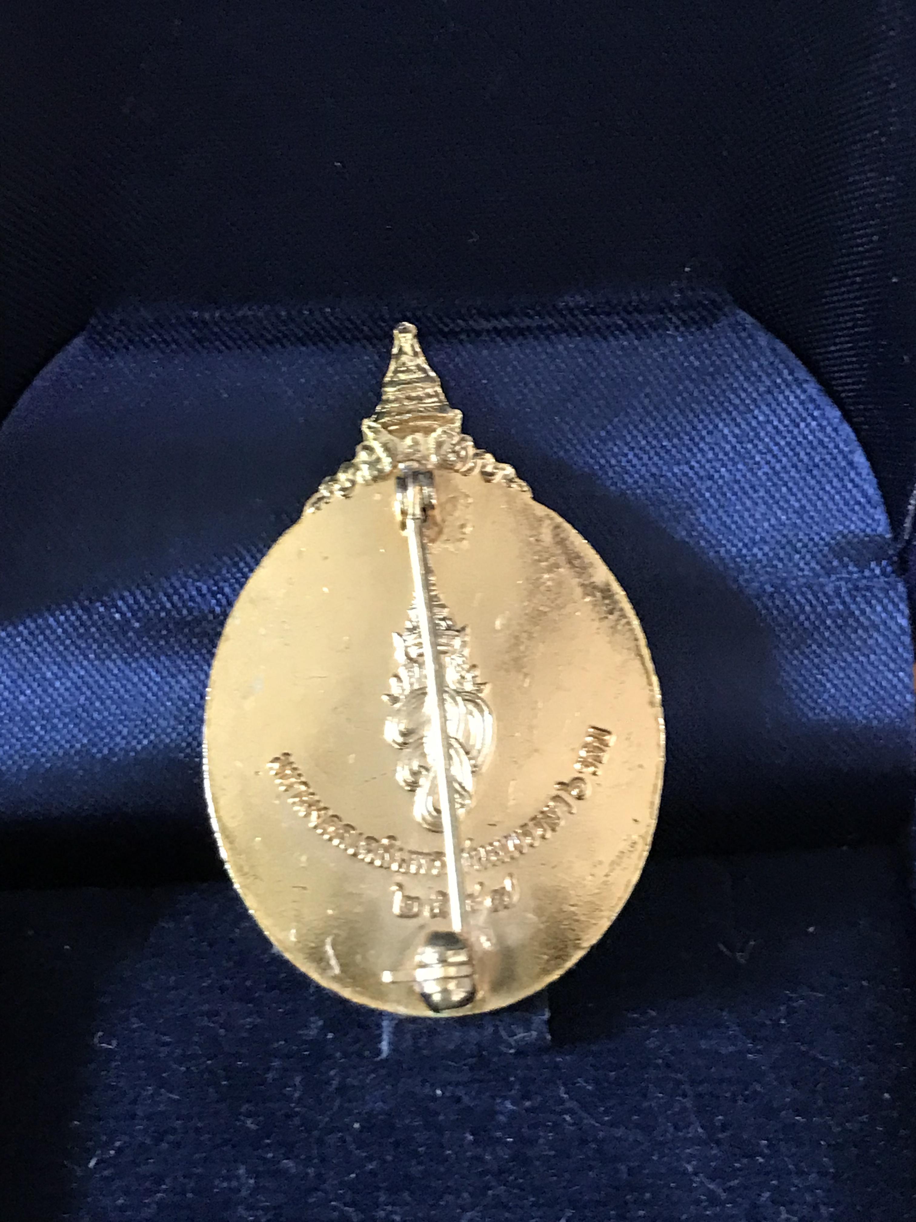 เข็มกลัดเนื้อกะไหล่ทองลงยา ที่ระลึกมหามงคลเฉลิมพระชนมพรรษา 6 รอบ พ.ศ. 2547 สมเด็จพระราชินี ในรัขกาลที่ 9