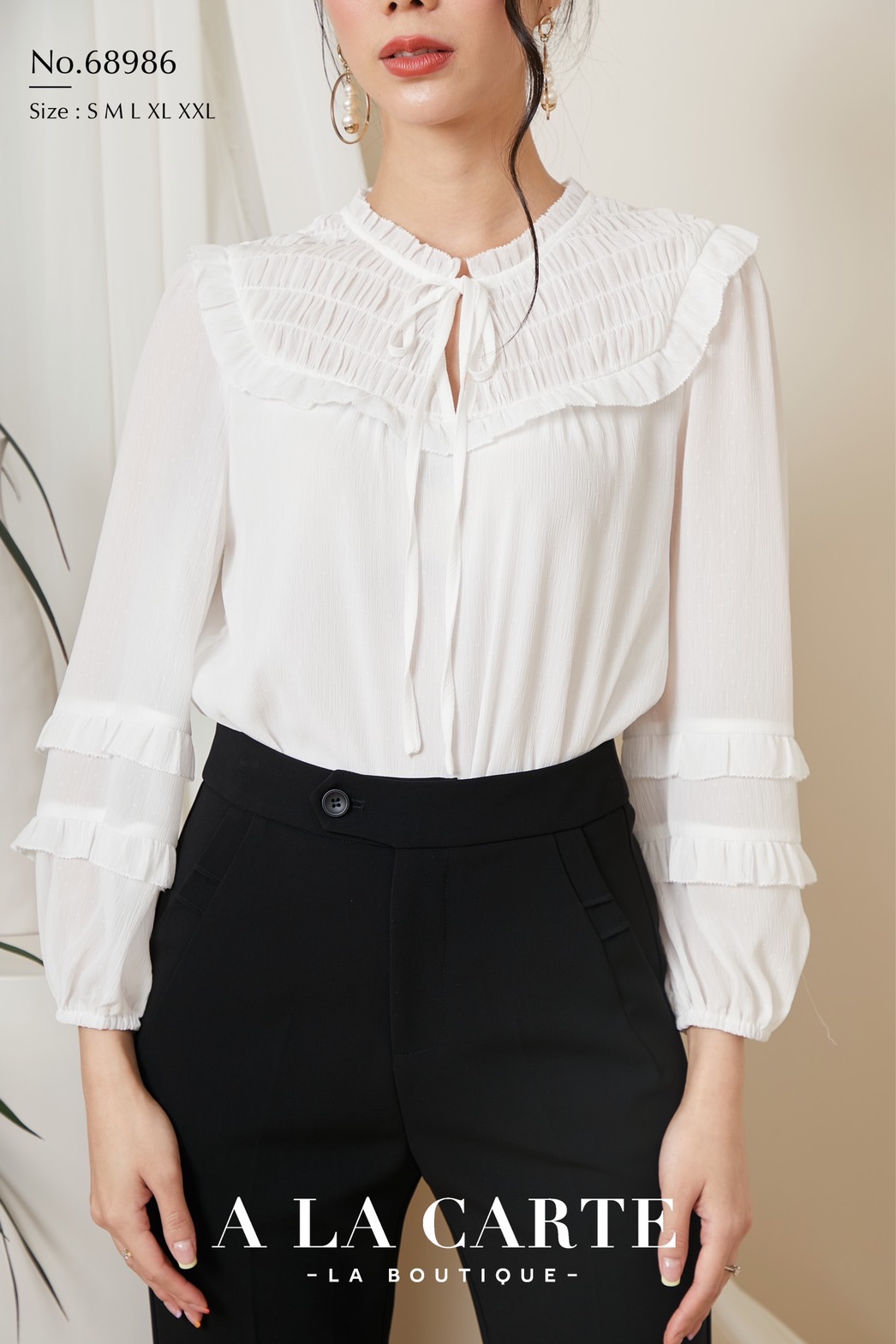 68986 A La Carte เสื้อชีฟองสีพื้นเนื้อเยื่อไม้เท็กเจอร์จุดในตัว สม็อกช่วงอกหน้าหลัง ทรงคอกลมผ่าวีผูกโบว์ปรับผูกเองได้ ทรงแขนยาว ตัดต่อระบาย 2 ชั้นใส่ยางยืดที่ขอบแขน สีขาว M,L,2XL เขียว L กรม S,M,XL