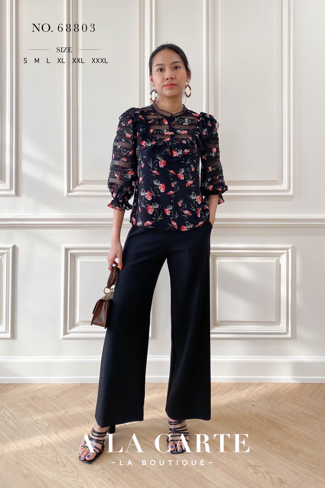 68803🍁A La Carte⚘️ 🍁เสื้อชีฟองพิมพ์ลาย ดีเทลตัดสลับทริมลูกไม้แบบชิ้นต่อชิ้น เรียงกันที่ช่วงอกและแขนเสื้อ คอปลดกระดุมได้ มีระบายโค้งรอบคอ แขนเสื้อ 3 ส่วนสม็อกยางยืดมีระบาย สีชมพู M สีฟ้า S สีดำ M,XL,2-XL