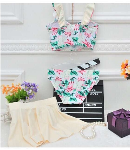 **พรีออเดอร์**บิกินี่ชุดว่ายน้ำ 3 ชิ้น(ทูพีซ+กระโปรง) three-pieces สีครีมตกแต่งลายดอกไม้ เล่นดีเทล sexy เล็กๆ แต่งระบายที่ริมแขน พร้อมกระโปรงลายพิมพ์สดใสน่ารักรับลมทะเลสวยเหมือนแบบค่ะ