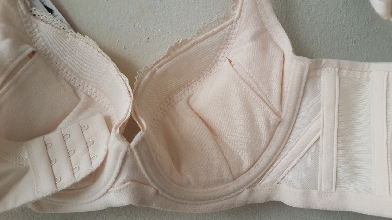 เสื้อชั้นในสตรีไทรอัมพ์