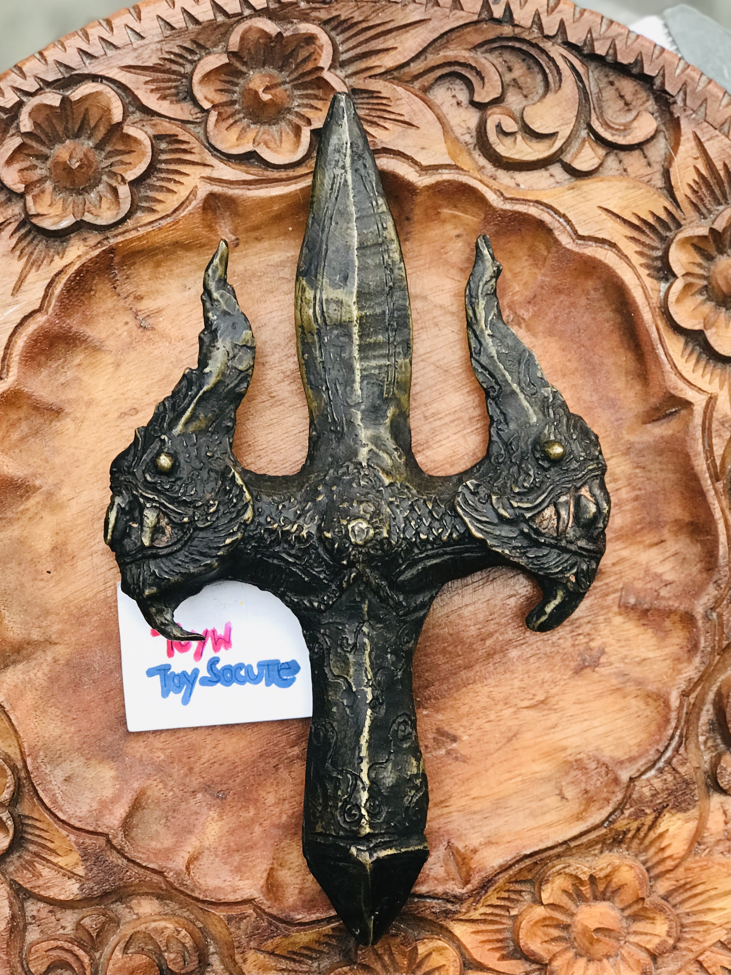 เริ่มต้น 899 บาท Antique Brass ตรีศูลพญานาคราช/ไม้คฑา ไม้ครู หลวงปู่ทวดอุ้มลูกแก้วพระนิรันตรายนั่งบนบัลลังก์พญางูจงอาง /ขวานพญานาคราช เนื้อทองเหลืองเก่า