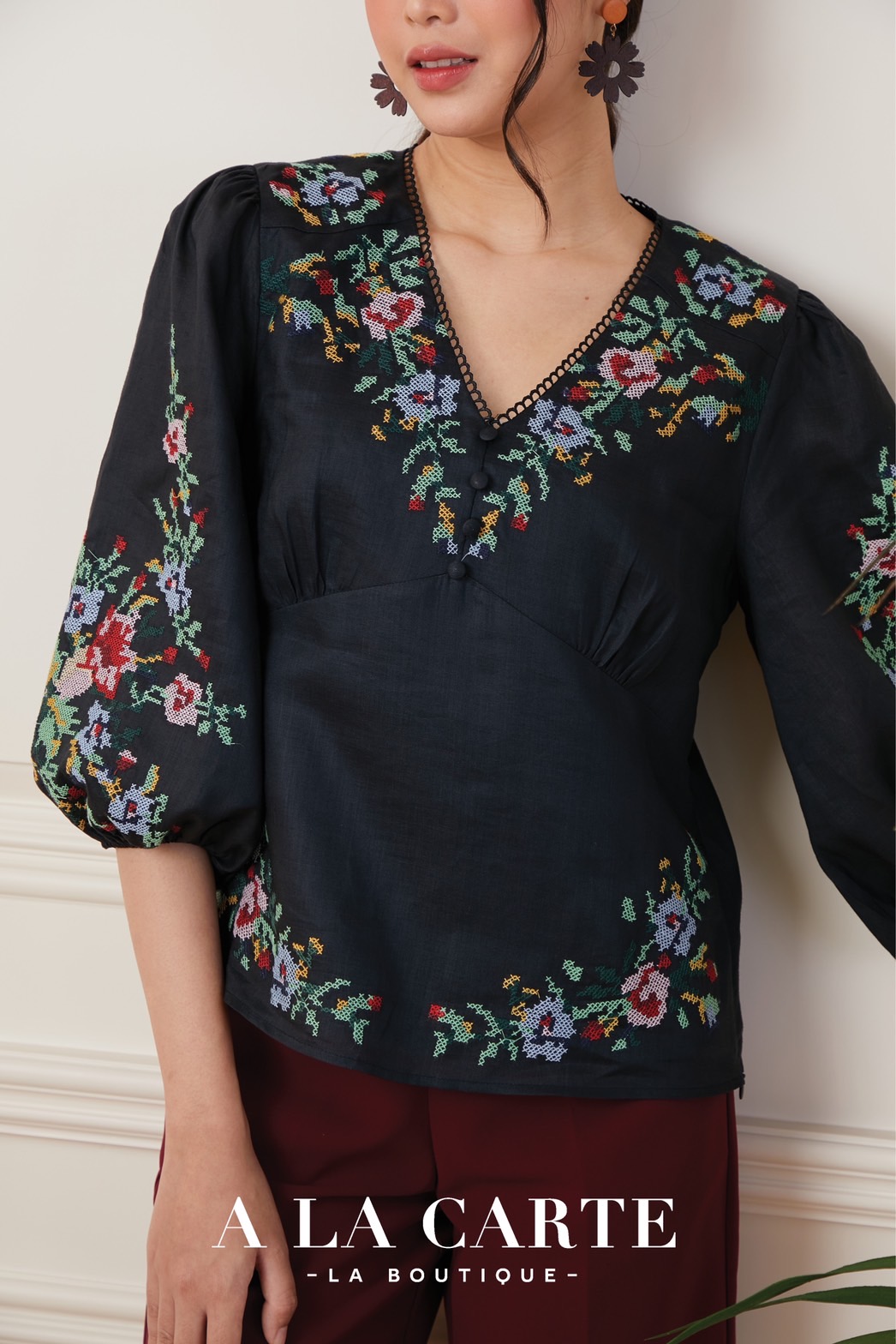 68849 💐A La Carte💐เสื้อลินินแขน 3 ส่วน เนื้อผ้าบางใส่สบาย ซับในผ้าคอตตอน งานปักลายครอสติส ตัดต่อช่วงบ่าด้านหน้า ทรงเสื้อตัดต่อคัทวี ดูเพรียว🦋 สีดำ 2XL