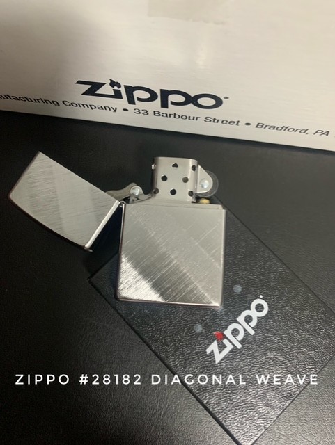 zippo Zippo 28182 diagonal weave เนื้อทองเหลืองชุบสีโครเมี่ยม ขัดลายแนวทแยงมุม แท้อเมริกา บรรจุในกล่องอย่างดี