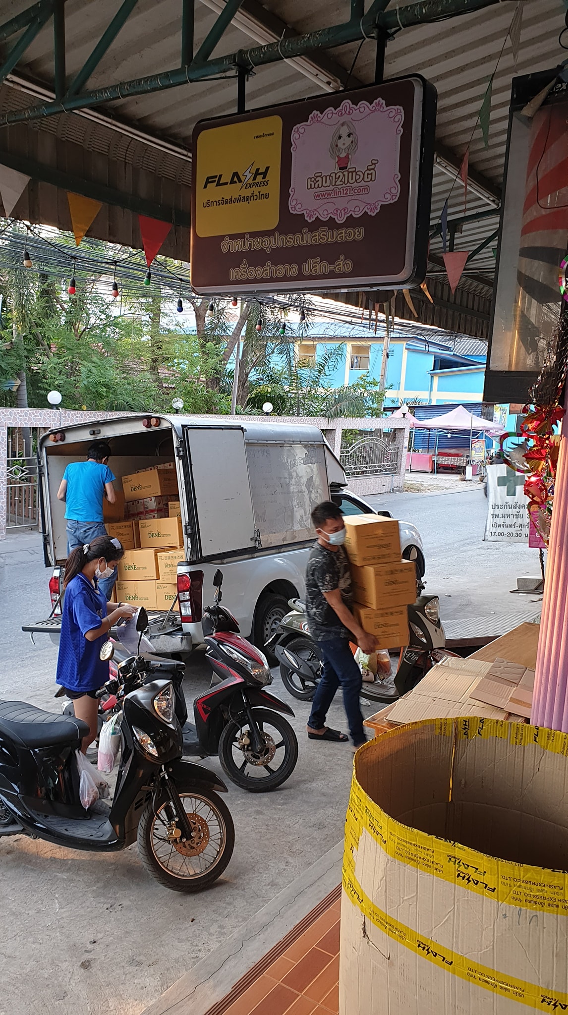 กาแฟดีเน่ ดีท็อกซ์ มี 2 สูตร สีเขียวดีท็อกซ์ และสีทองผสมโคโรฟิวส์