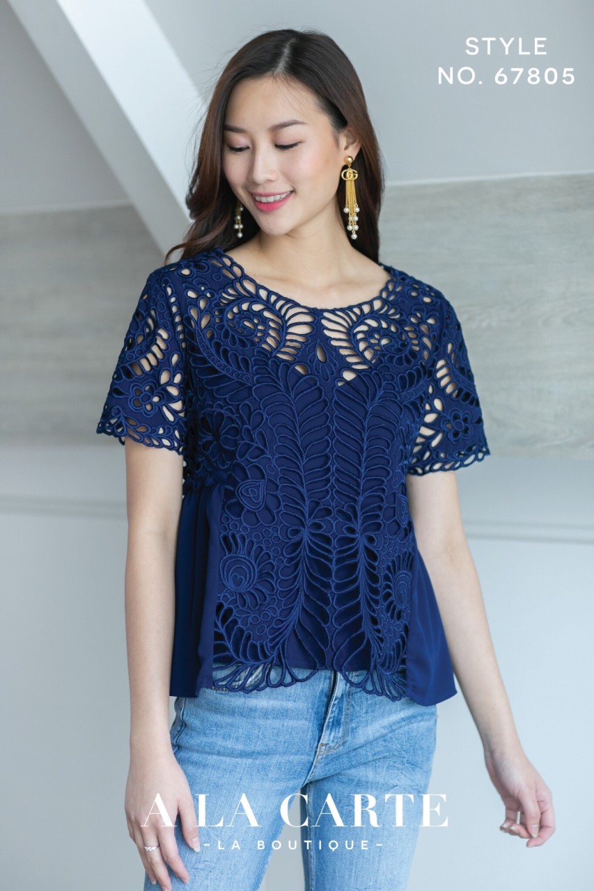 เสื้อแขนสั้นลูกไม้ ทอขึ้นใหม่ทั้งหมด ดีเทลเสื้อเป็นงานปักแต่งลูกไม้พร้อมทอฉลุขึ้นทั้งตัวสวยหรูดูแพง ด้านหลังแต่งด้วยผ้าชีฟองรูดจีบ เพื่อเพิ่มความพริ้วให้ตัวเสื้อ ตัวลูกไม้ทอแน่นด้วยด้ายเนื้อเงาทอสีค่ะ สีกรม S 36