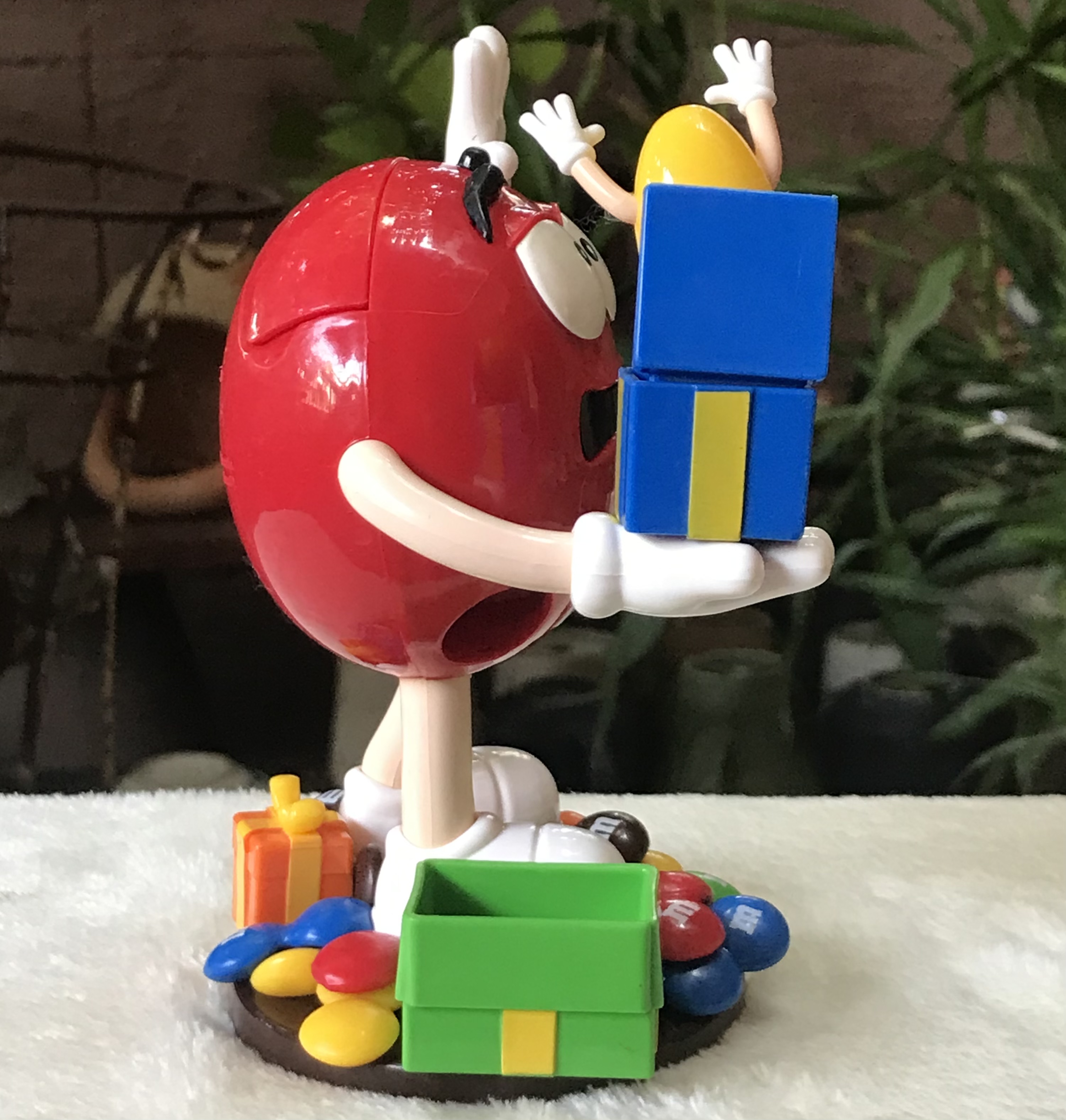 ￼โมเดล ตุ๊กตา M&M เอ็ม แอนด์ เอ็ม เปิดฝาหลังได้ แขนขยับได้ M&M Jack in the box Chocolate Candy Dispenser Toy