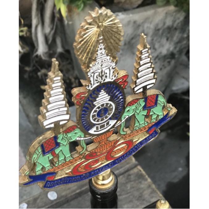 1 คู่ ตราสัญลักษณ์พระราชพิธีกาญจนาภิเษก ในหลวงรัชกาลที่ 9 วโรกาสครองราชย์มากว่า 50 ปี พุทธศักราช 2539 ในโอกาสที่พระบาทสมเด็จพระปรมินทรมหาภูมิพลอดุลยเดช เถลิงถวัลยราชสมบัติครบ 50 ปี 9 มิถุนายน 2539 ขนาดฐานไม้กว้าง 9 นิ้ว สูง 19 นิ้ว / ขนาดตราสัญลักษณ์ ฯ กว