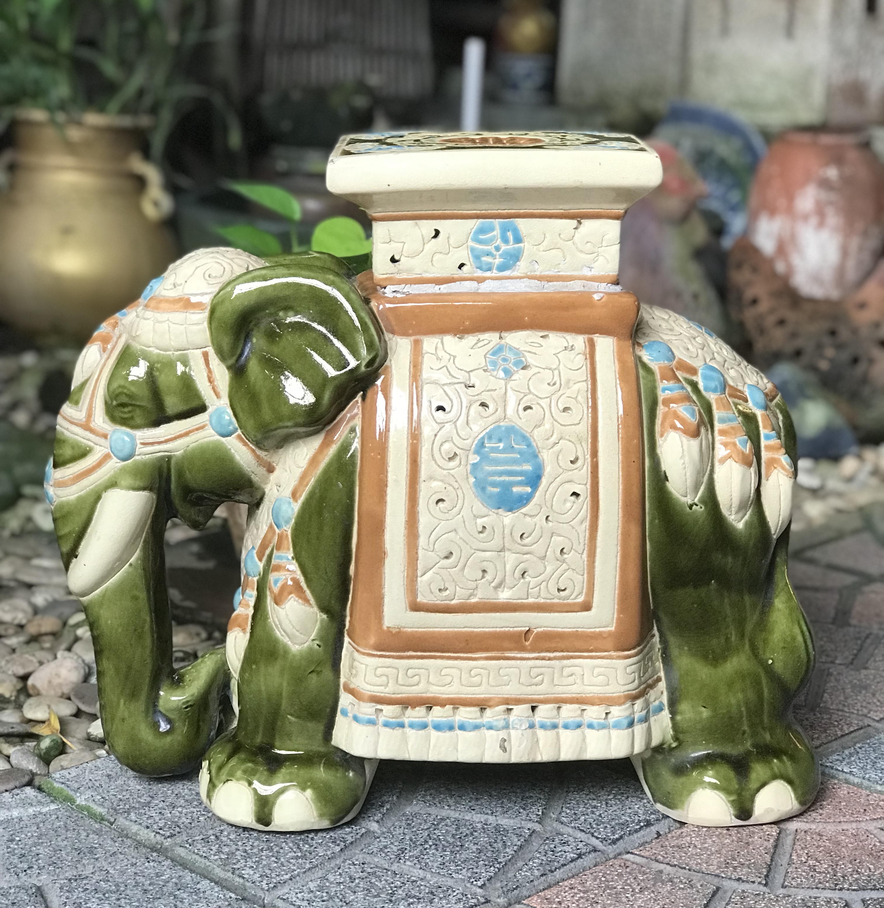 1 เชือก เก่ากว่า 40 ปี กี๋ช้าง กี๋วางกระถาง แจกัน รูปปั้นช้างทรงเครื่อง LARGE CERAMIC ELEPHANT PLANT STAND SIDE TABLE, 1980S