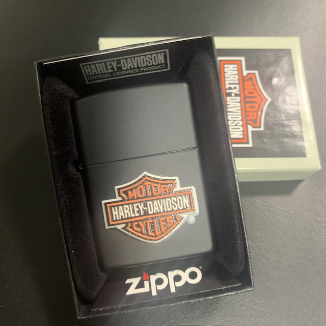 Zippo49196 Harley Davidson Texture Print Logo On Black Matte สินค้าใหม่มือหนึ่ง พร้อมกล่องสวยงาม ยังไม่มีการเติมน้ำมัน เพื่อความปลอดภัยในการขนส่ง