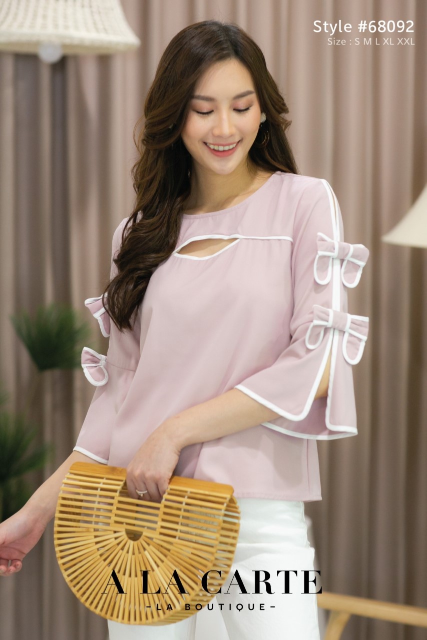 ผ้าพื้นแขน3ส่วน ผ้าเครปเนื้อสวย เนียน นุ่ม ใส่สบาย ดีเทลแต่งแบบเจาะอก พร้อมโบว์ที่แขนกุ๊นตัดขอบ ดีไซน์เรียบใส่ง่าย แต่สวยหรูมีดีเทล มา 3 สีสดใส สุภาพ ค่ะ สีชมพู M 38" ,XXL 44"
