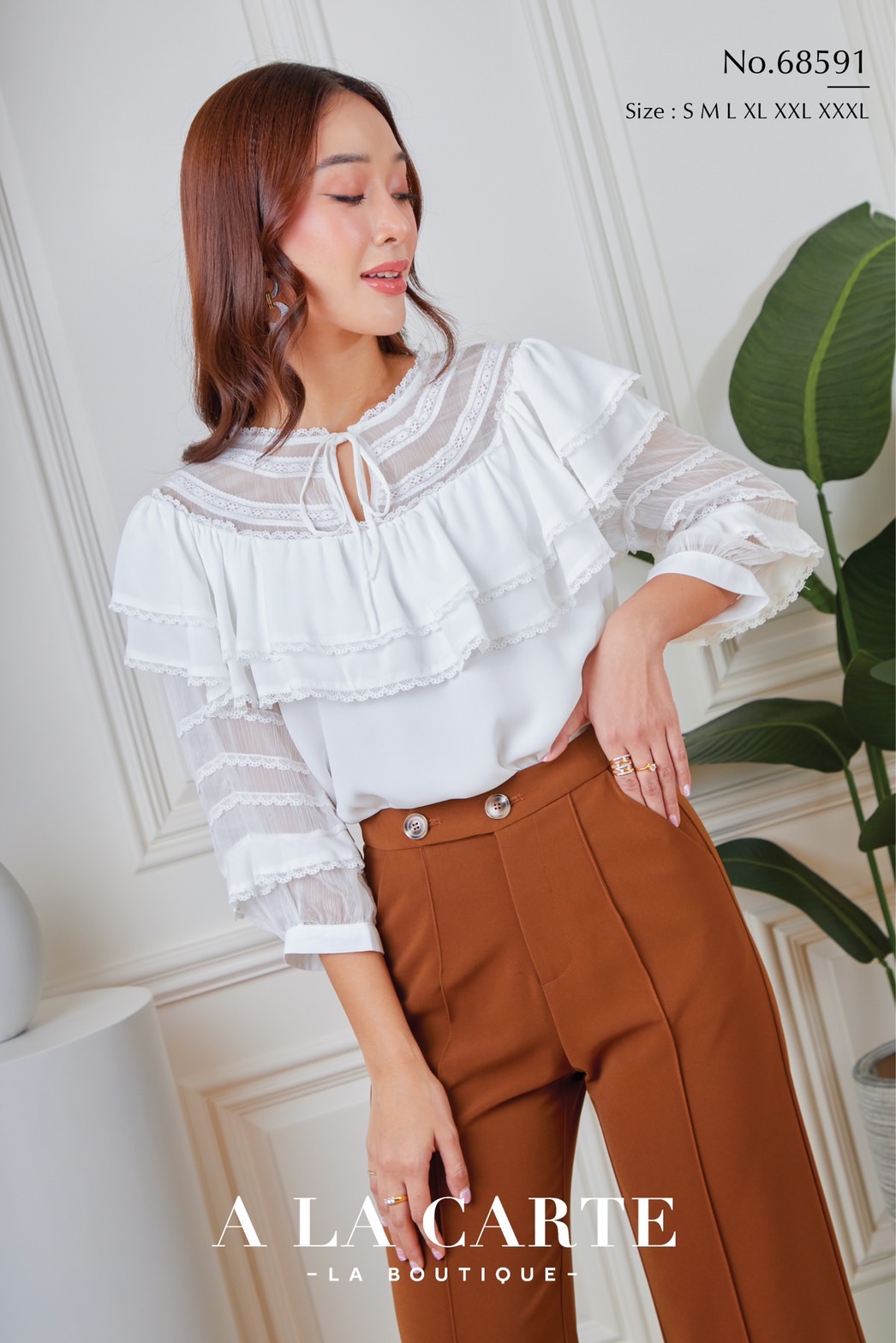 68591 A LA CARTE เสื้อผ้าจอเจียร์สีแขน 3 ส่วน เนื้อเนียนมีน้ำหนักใส่สบาย ช่วงคอตัดต่อด้วยผ้าเนื้อเยื่อไม้ เย็บกดเส้นทริมเรียง ต่อระบายผ้า 2 ชั้น ด้านหน้ามีผ่าผูกโบว์ แขนตัดต่อผ้าทรงพอง สีชมพู น้ำตาล S,L,XL ขาว M-2XL