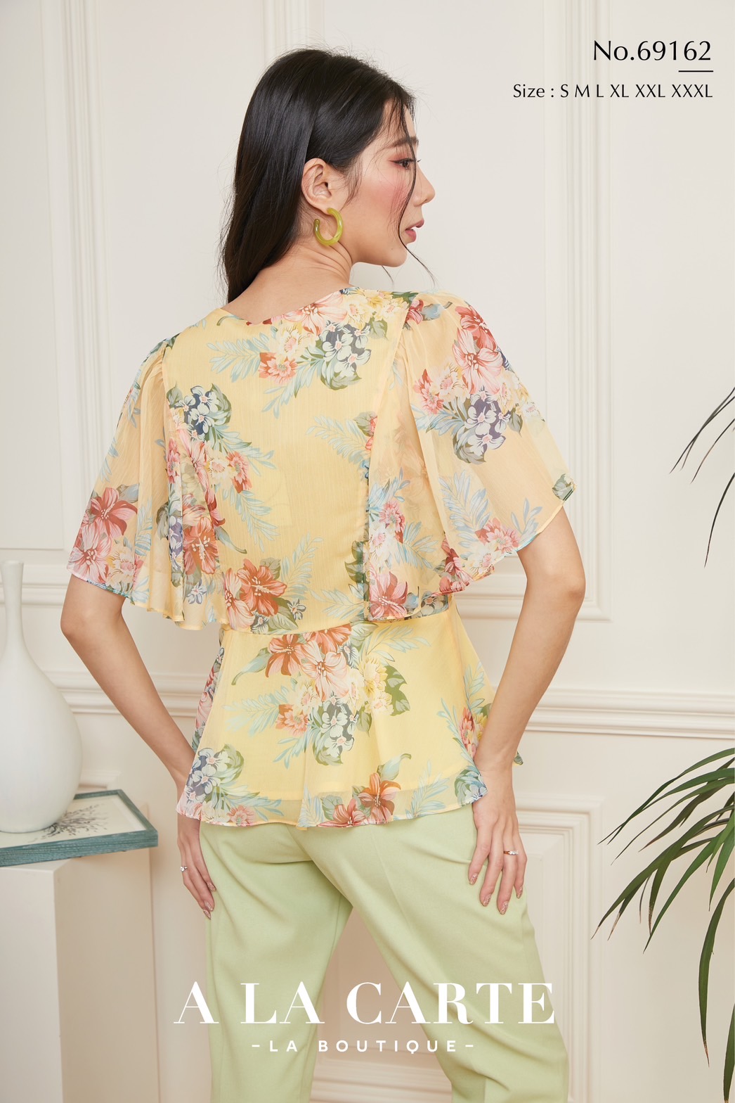 69162 A la carte เสื้อชีฟองเนื้อเยื่อไม้ พิมพ์ลายดอกสีพาสเทล คอวีแต่งผูกโบไขว้ช่วงกลางลำตัว ระบายชายเสื้อ ทรงจะเข้ารูปเล็กน้อย แขนระบายหวานๆช่วยพรางต้นแขน สีม่วง S-M ดำ S,L