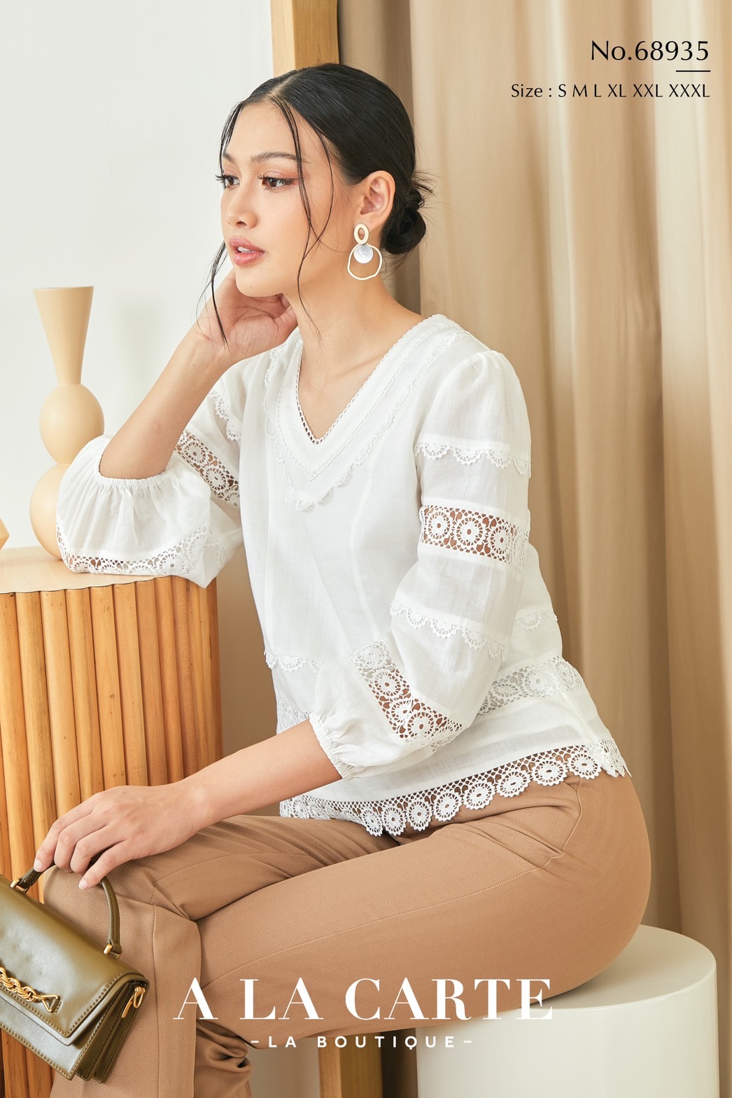 68935🦚A La Carte🦄 เสื้อลินินแขน 3 ส่วน ทรงเสื้อคอวีแต่งทริมกราฟฟิค เก็บทรงเสื้อตัดต่อเส้นเอวแบบเย็บแทรกลูกไม้เนื้อทอลายดอก โชว์เชิงรอบตัว มีซิปข้าง สีเขียว S