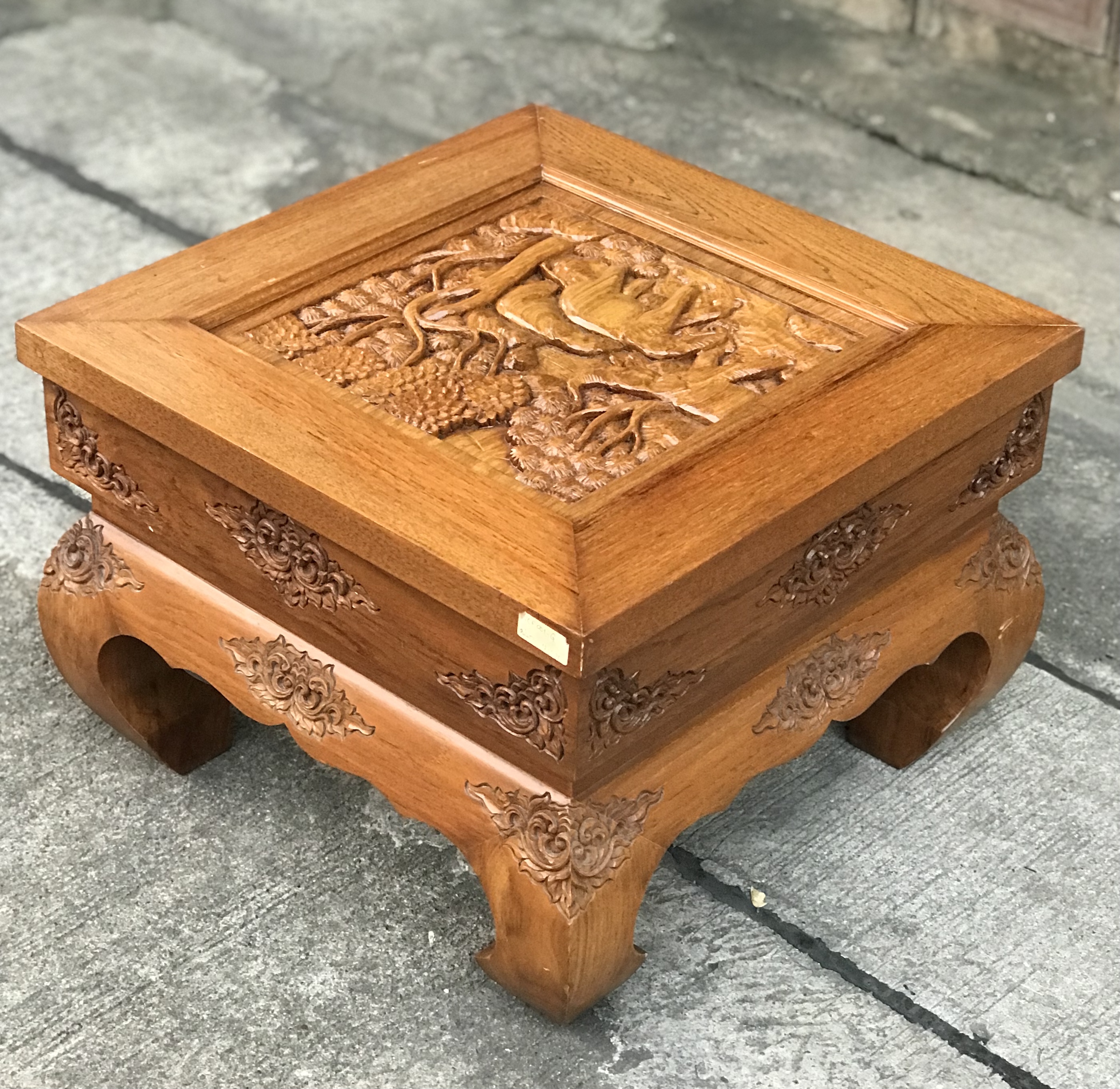 สนใจปิดทักค่ะ โต๊ะไม้สักขาคู้ โต๊ะข้าง โต๊ะกลางชุดรับแขก ตั่งแกะลาย ท็อปแกะลายช้างป่า ลายนูน มีมิติ แข็งแรง ไม่โยก ไม่ผุ สีเดิมๆไม้หนาๆหนักๆ