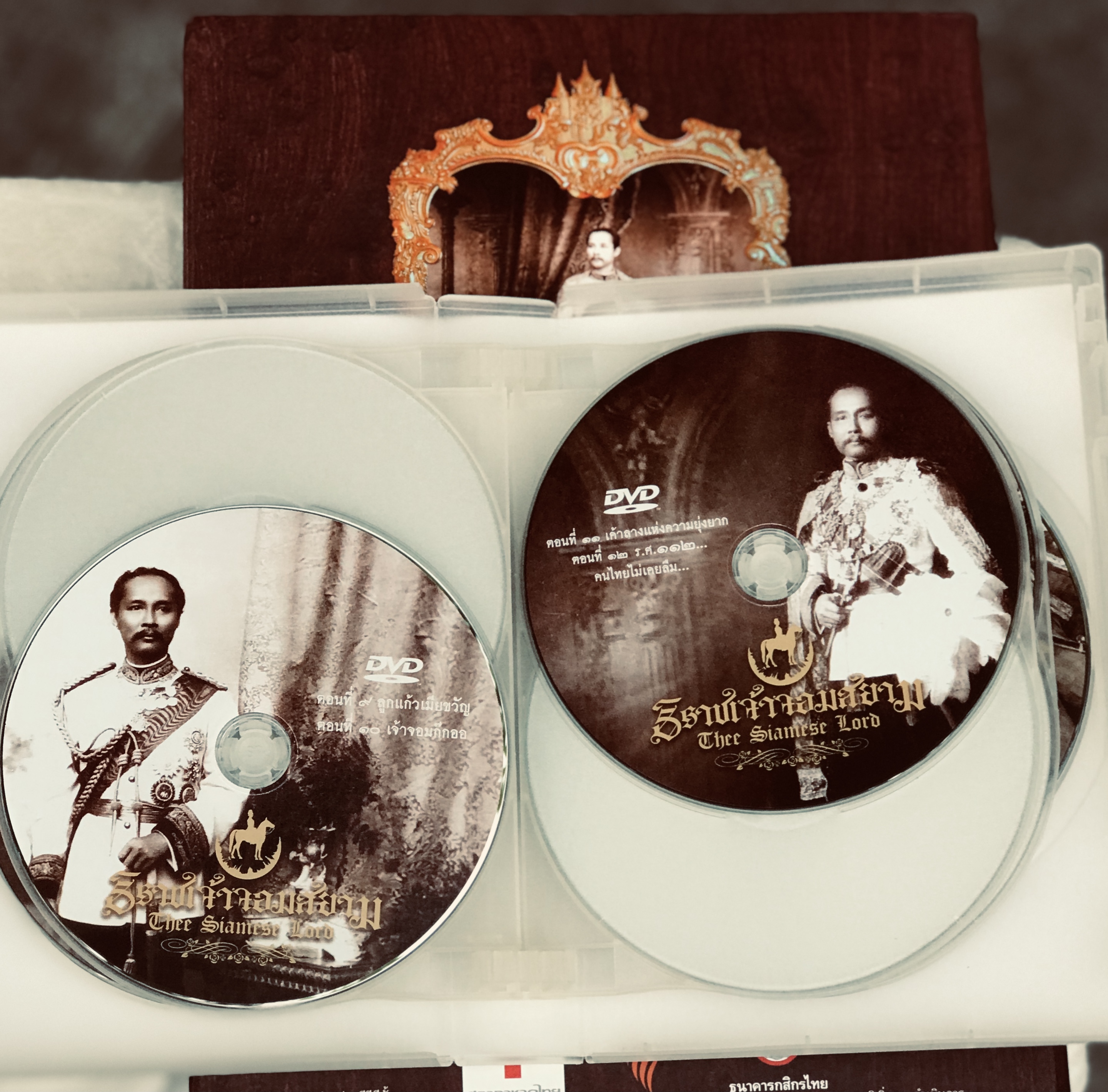 DVD Boxset สารคดีกึ่งละคร ธิราชเจ้าจอมสยาม The Siamese Lord ร้อยหลายเรื่องราวรำลึกร้อยปีสวรรคตสมเด็จพระพุทธเจ้าหลวง