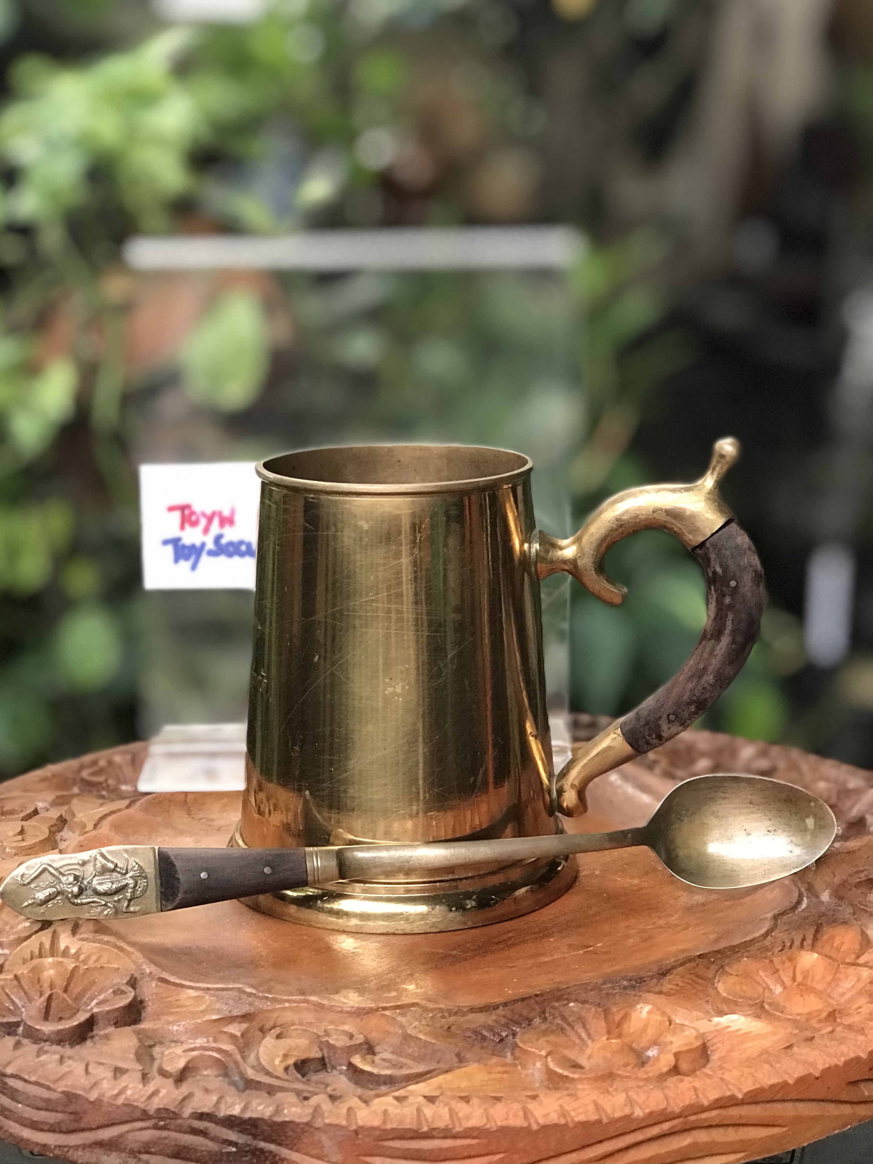 งานทองเหลืองเก่าหนาๆ แก้วน้ำ แก้วมัค แก้วกาแฟ มีหูจับ ด้ามไม้ พร้อมช้อนยาวลายนางฟ้า ด้ามไม้ ที่ระลึกธนาคารกรุงเทพ