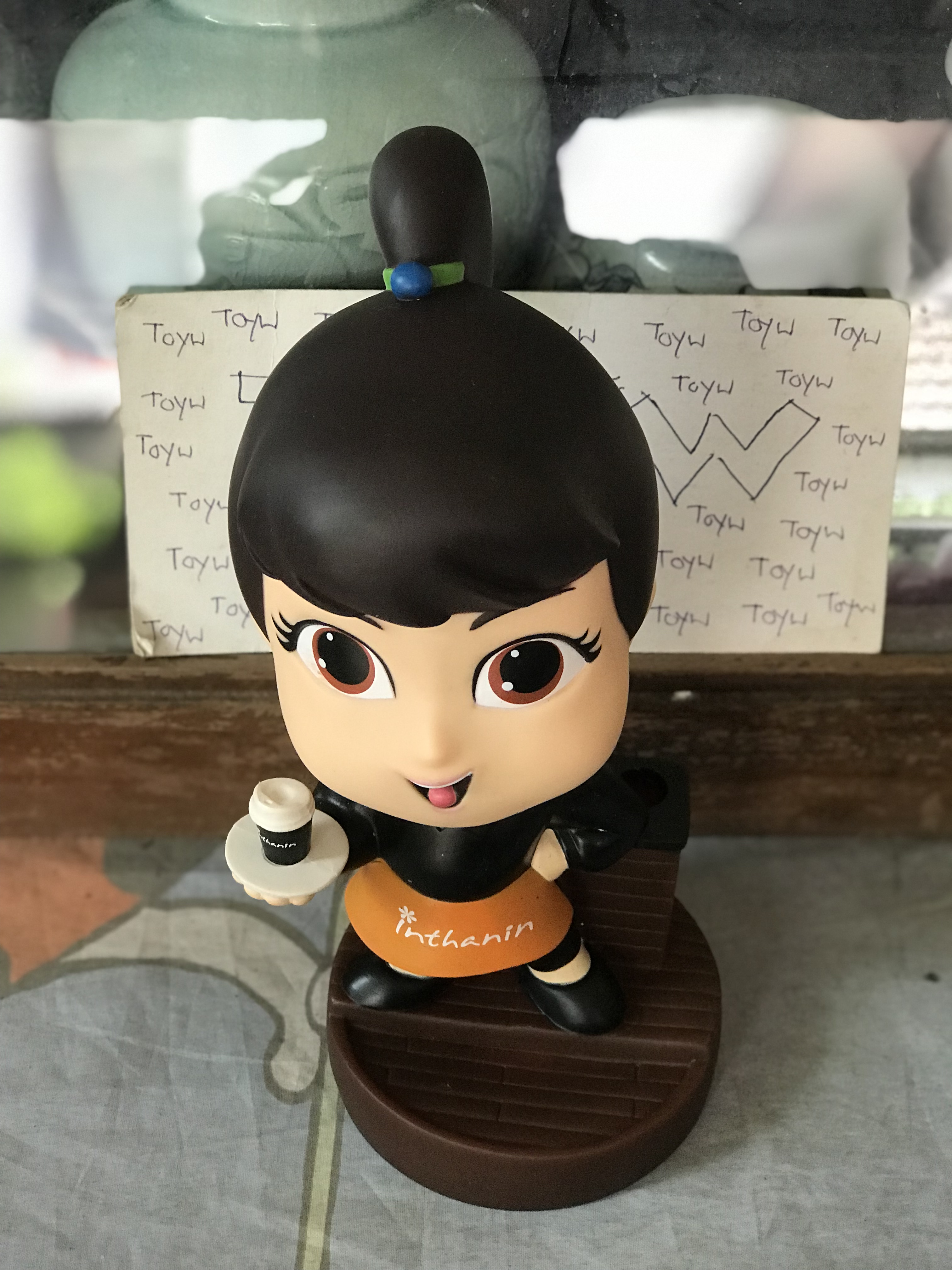 เริ่มต้น 790 บาท มือ 1 และมือ 2 โมเดลมาสคอตกระปุกออมสิน Bangchak Inthanin ร้านกาแฟอินทนิล Inthanin Cafe ปั้มน้ำมันบางจาก Bangchak ขนาด กว้าง 9 ซม สูง 20-21 ซม