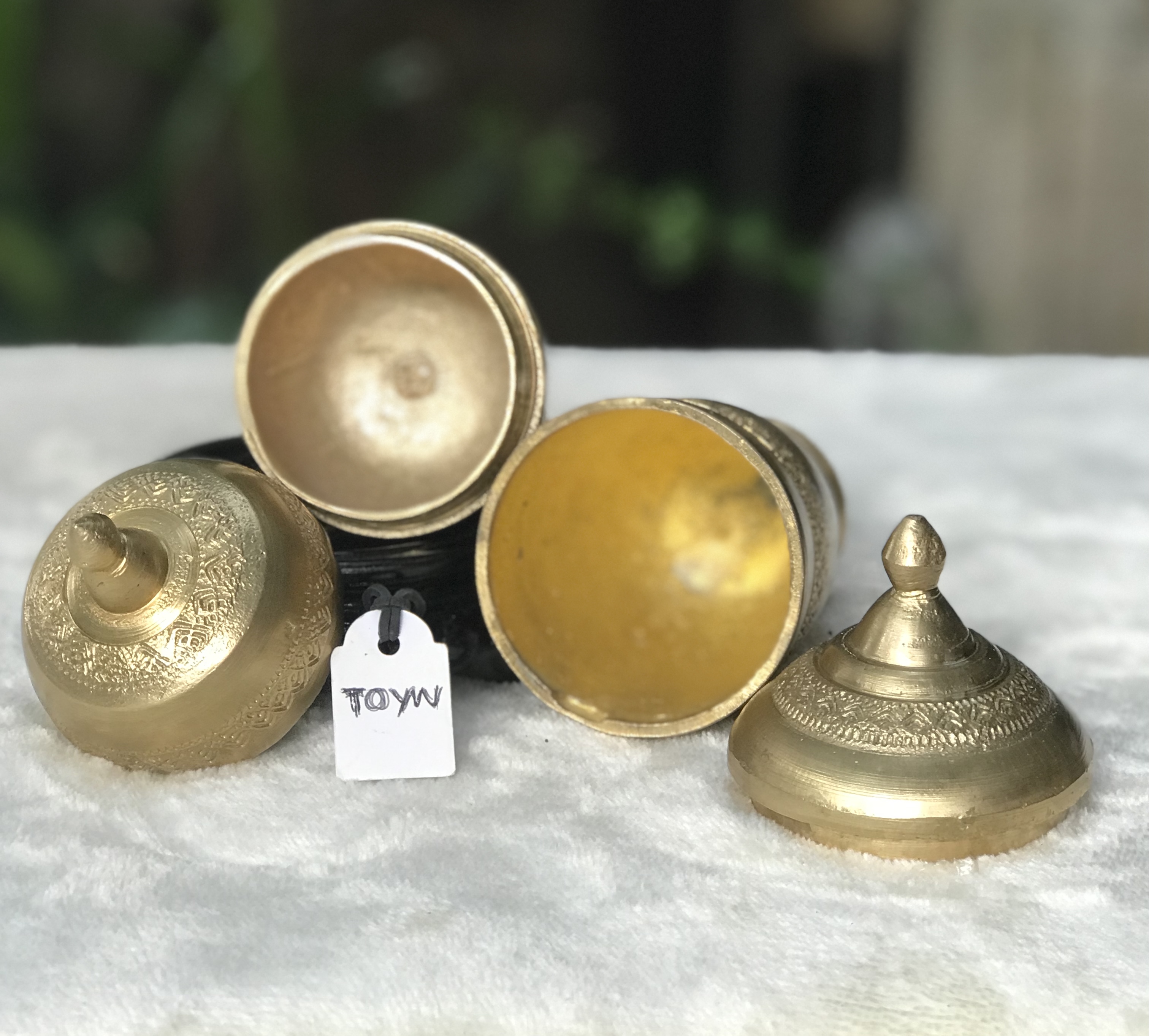 เริ่มต้น 690 บาท Antique Brass cement outlet เต้าปูนทองเหลืองโบราณ ตอกลาย หล่อหนาๆ งานประณีต สวยงามตามแบบไทย เต้าปูนสูง ขนาดลำตัว 2.8 นิ้ว ตัวเต้าสูง(รวมฝา) 4.9 นิ้ว เต้าปูนเตี้ย ขนาดลำตัว 2.7 นิ้ว ตัวเต้าสูง(รวมฝา) 3.5 นิ้ว