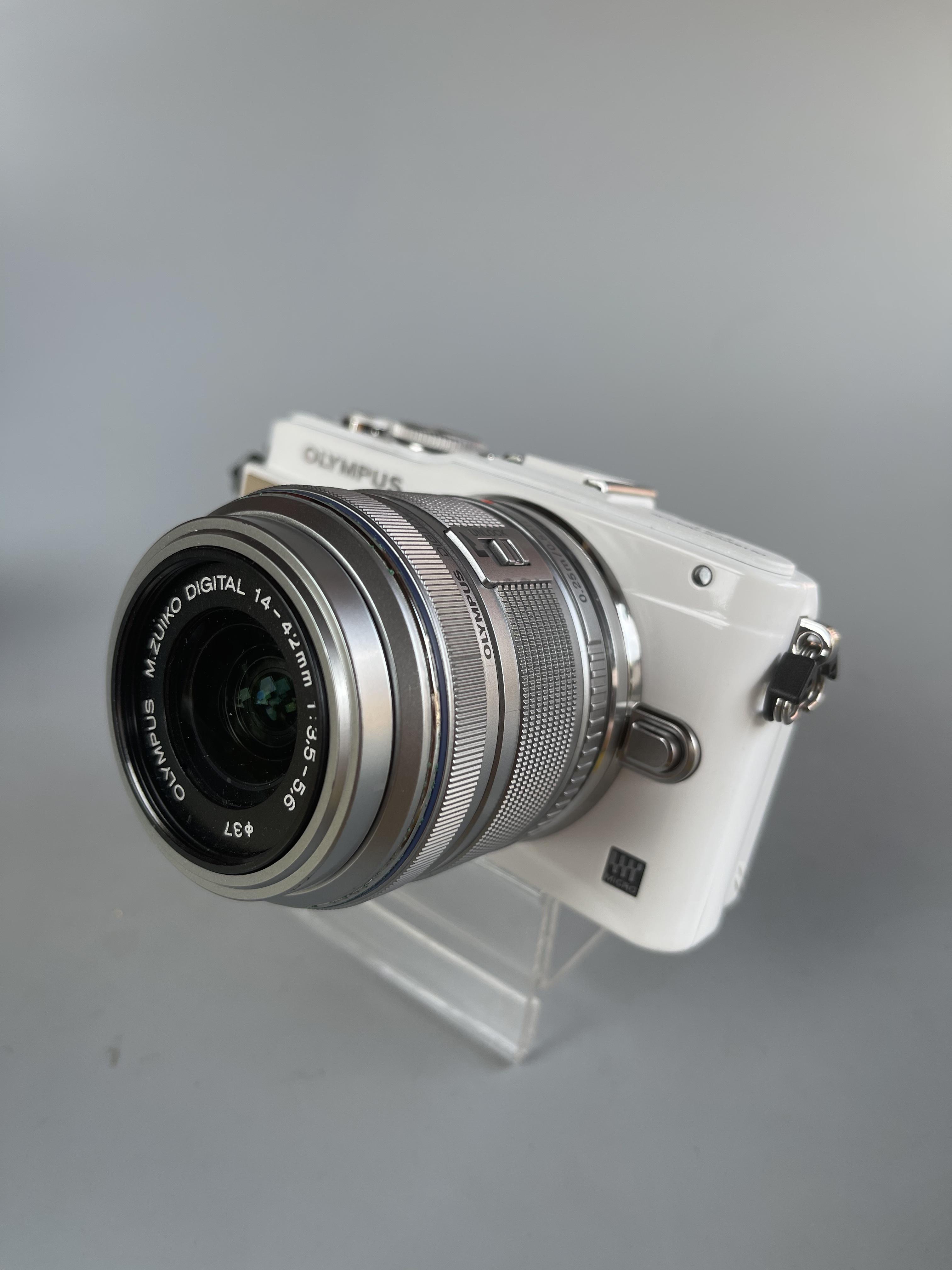 ขายกล้อง Olympus EPL5 ซื้อศูนย์ไทย สภาพเหมือนใหม่ แฟลชแท้ เลนส์คิด olympus 14-42mm , olympus 40-150mm แถมเลนส์olympus15mm f8 cap lens , ถ่นแท้ 2 ก้อน ราคาsetนี้สุดคุ้ม