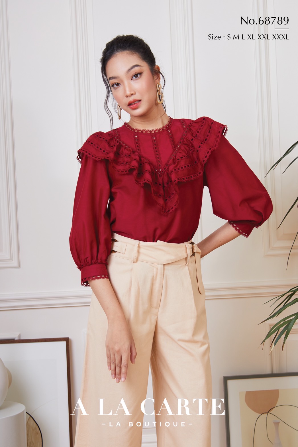 68789 เสื้อ A LA CARTE ผ้าคอตตอนกึ่งซิลด์แขน 3 ส่วน เนื้อสวยใส่สบาย ตัดต่อวีช่วงอกแทรกด้วยทริมลูกไม้ ระบายเป็นวอลลุ่ม ขอบแขนแทรกทริมลูกไม้ สีครีม XL-2XL สีเขียว S , XL,2XL
