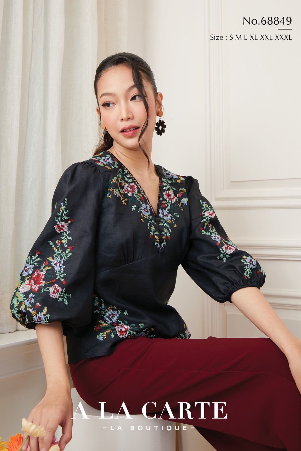 68849 💐A La Carte💐เสื้อลินินแขน 3 ส่วน เนื้อผ้าบางใส่สบาย ซับในผ้าคอตตอน งานปักลายครอสติส ตัดต่อช่วงบ่าด้านหน้า ทรงเสื้อตัดต่อคัทวี ดูเพรียว🦋 สีดำ 2XL