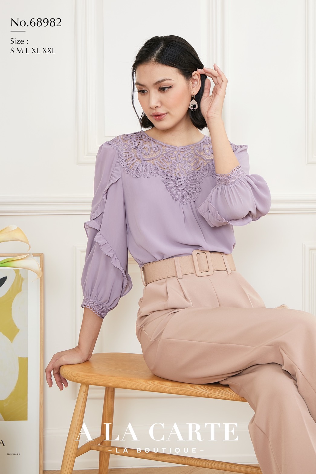 68982🍁🦋A La Carte🦋 เสื้อชีฟองสีพื้น เนื้อผ้าเท็กเจอร์เยื่อไม้เย็นใส่สบาย มีซับใน ช่วงอกทอลูกไม้ขึ้นใหม่ คอเลาะขอบลูกไม้ กระดุมหลัง 2 เม็ด ทรงแขนตัดต่อระบาย รูดวอลลุ่ม สวยหรู🍀สีม่วง S,2XL ขาว S,M,XL,2XL กรม S,2XL