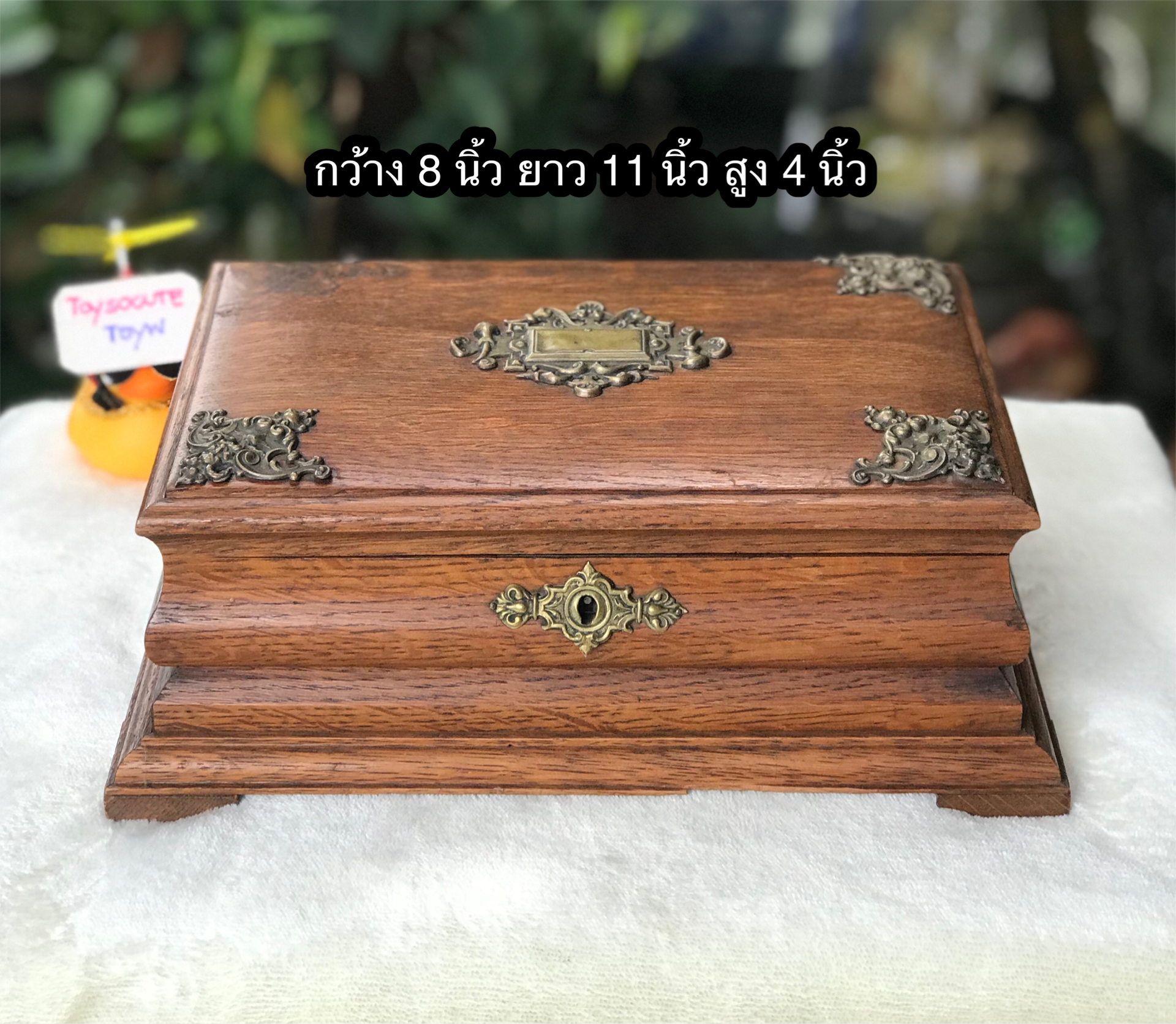 หีบไม้โบราณ งานยุโรป ฝาด้านบน และบานพับตอกด้วยงานทองเหลือง (ทองเหลืองฝาด้านบนไม่มี 1 จุด)