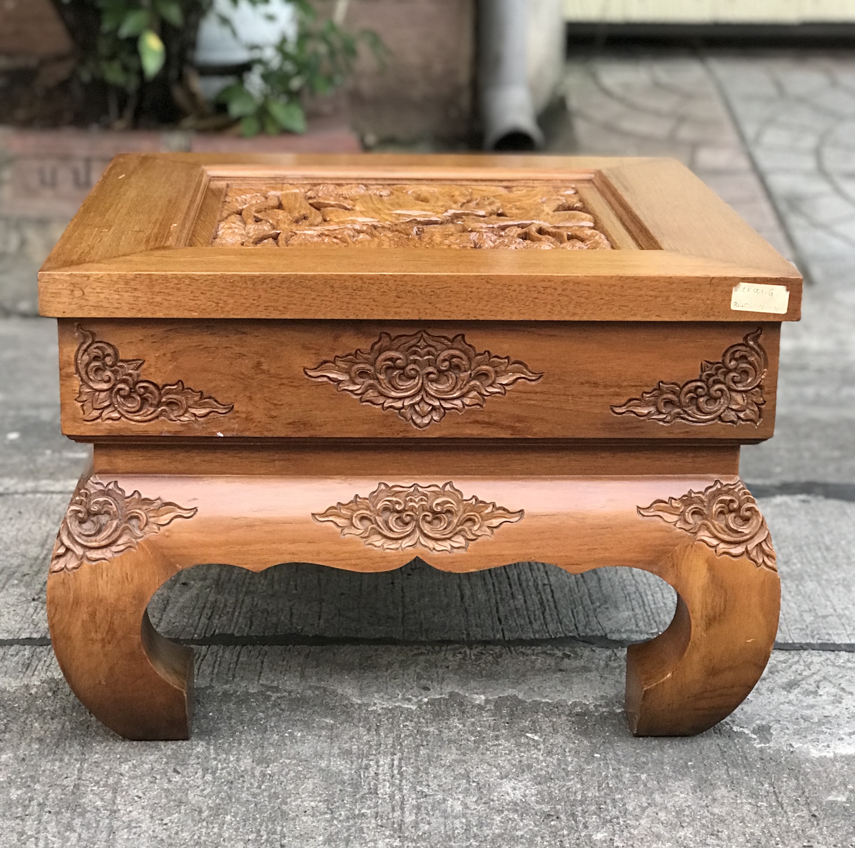 สนใจปิดทักค่ะ โต๊ะไม้สักขาคู้ โต๊ะข้าง โต๊ะกลางชุดรับแขก ตั่งแกะลาย ท็อปแกะลายช้างป่า ลายนูน มีมิติ แข็งแรง ไม่โยก ไม่ผุ สีเดิมๆไม้หนาๆหนักๆ