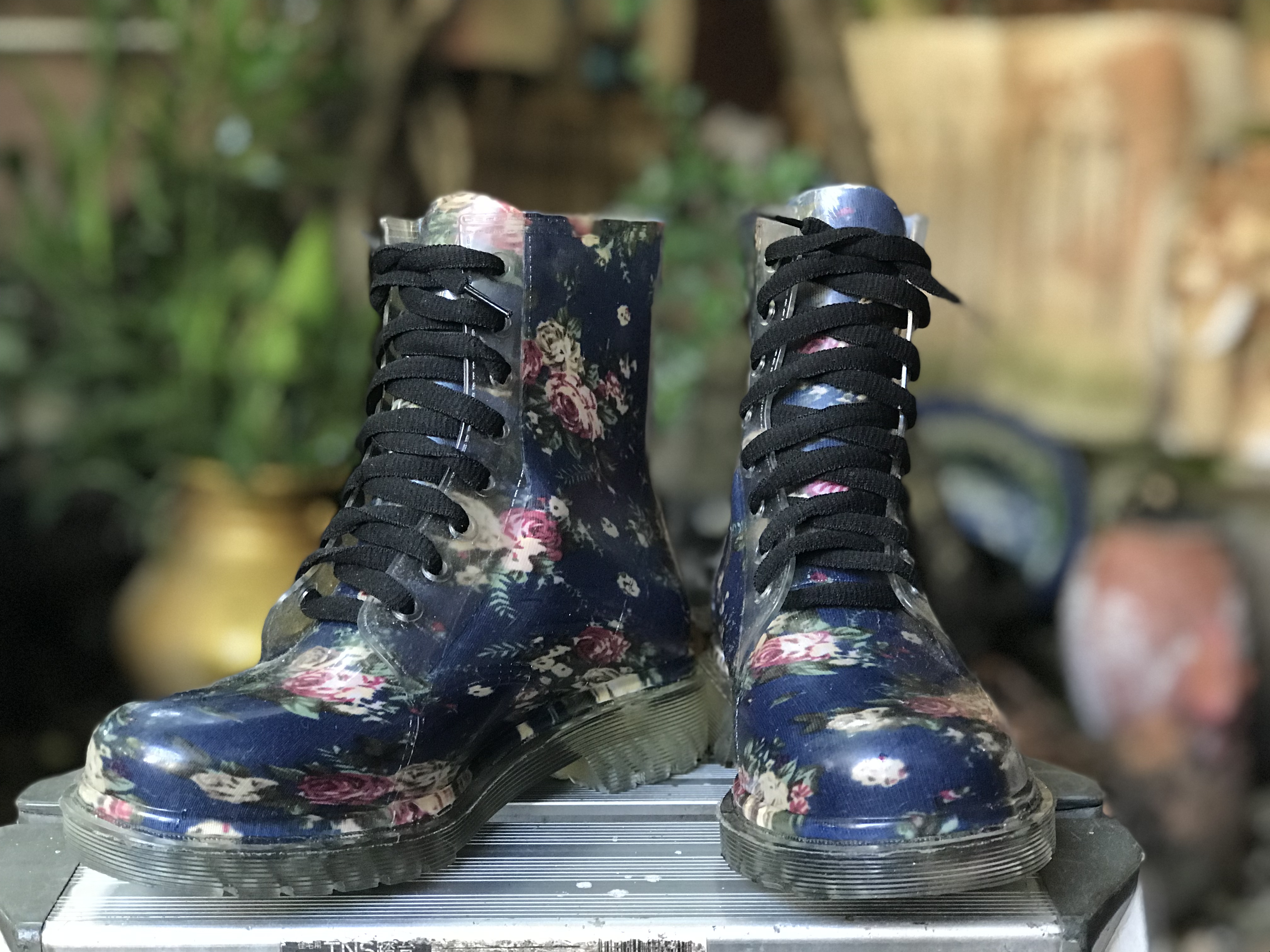 ￼สำหรับคนใส่เบอร์ 37-38 รองเท้าบูท พื้นน้ำเงินลายดอก Clear Vinyl Boots Navy Blue Floral Lace Up Water Resistant