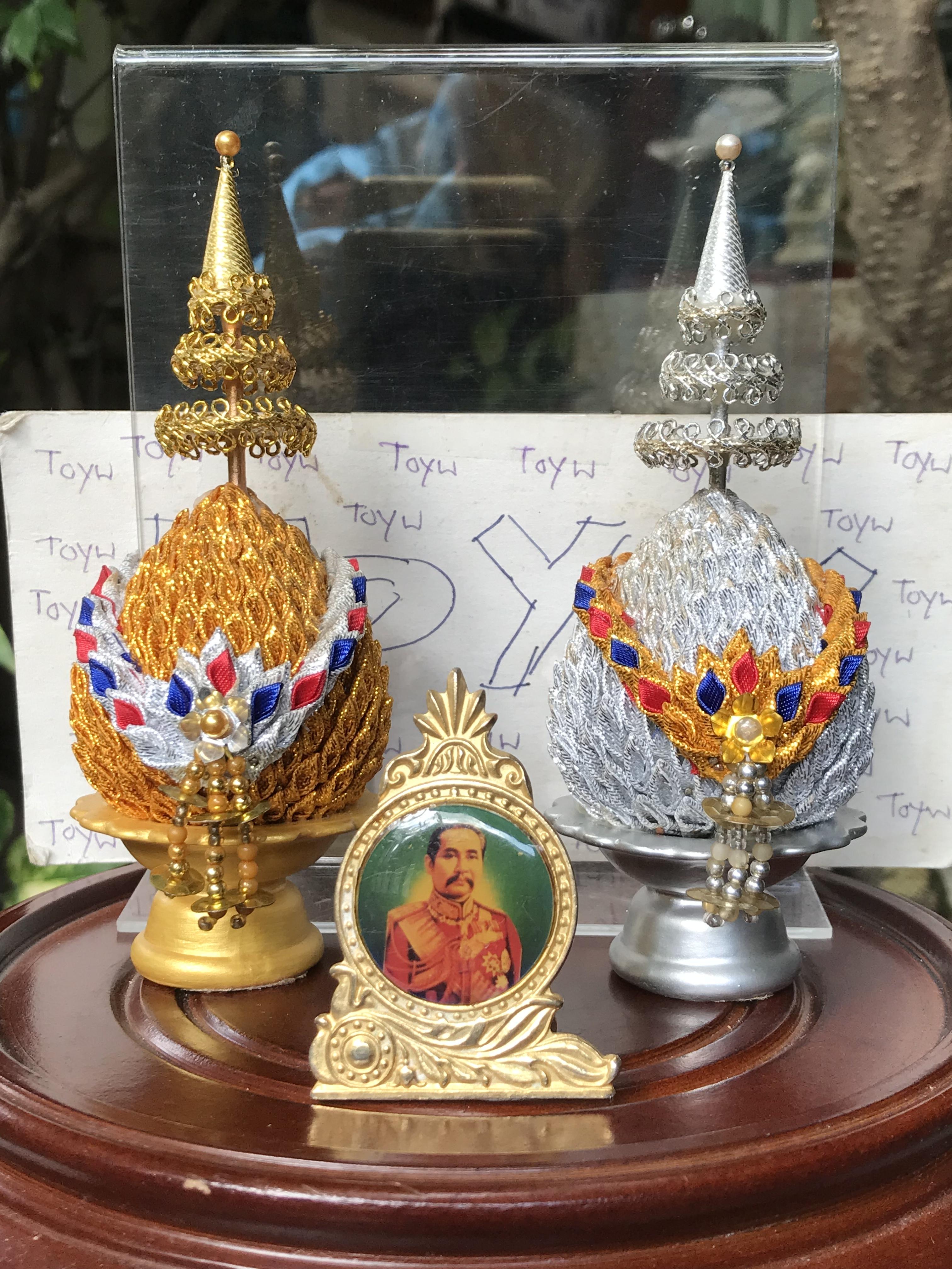 งานเก่าพระบรบฉายาลักษณ์ ในหลวงรัชกาลที่ 5 เนื้อกะไหล่ทองเคลือบเรซิ่น ขนาดตั้งโต๊ะ ไม่รวมพานพุ่ม ราคาบูชา 299 บาทส่ง 40 บาท ขนาดกว้าง 4.5 ซม ยาว(สูง) 6 ซม